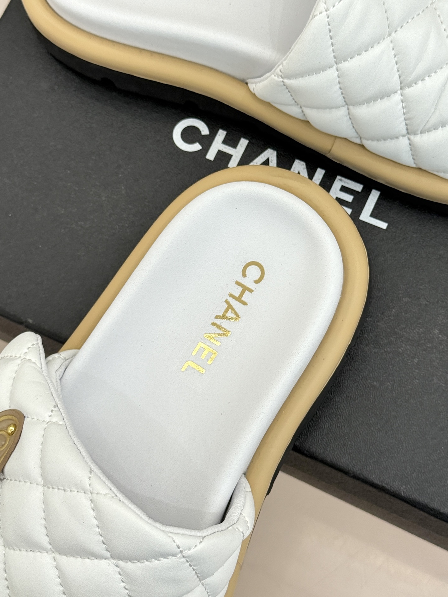 CHANE* ｜小香经典字母魔术贴菱格面包厚底懒人拖鞋懒人必备👏穿了会上瘾的拖鞋巨软巨舒服 让你摆脱一切