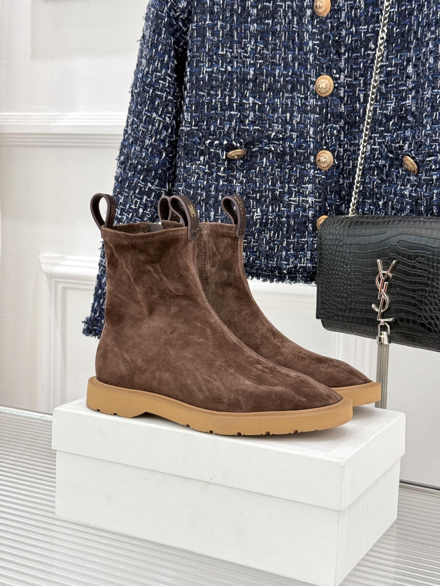 Celine/赛琳25WF秋冬新品凯旋门麂皮复古短靴以细腻麂皮诠释复古奢雅。经典短靴廓形利落修腿柔和鞋头