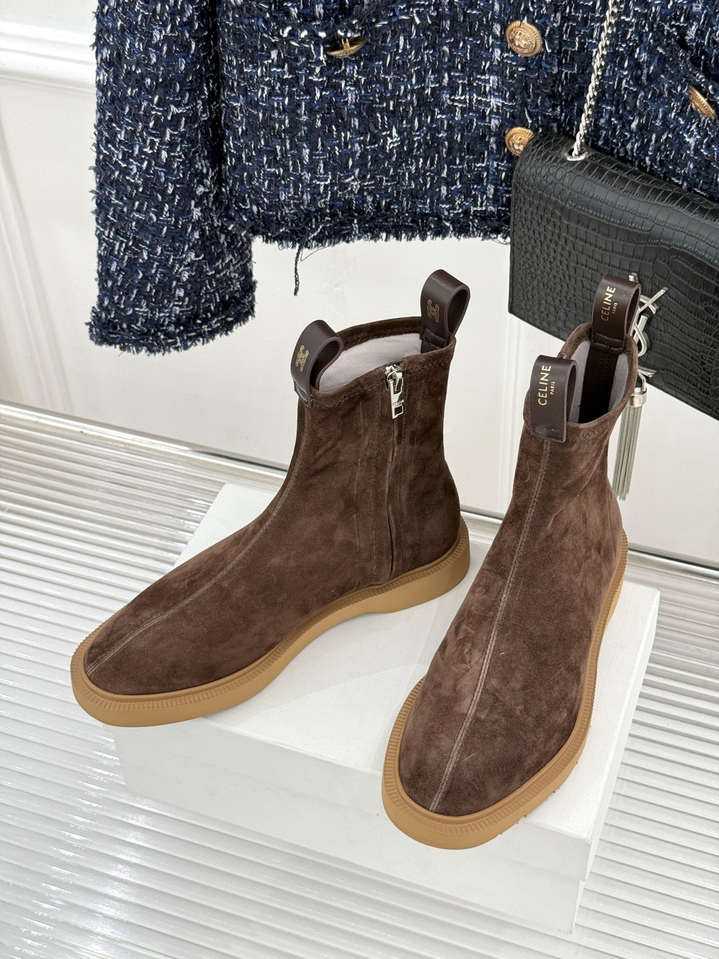 Celine/赛琳25WF秋冬新品凯旋门麂皮复古短靴以细腻麂皮诠释复古奢雅。经典短靴廓形利落修腿柔和鞋头