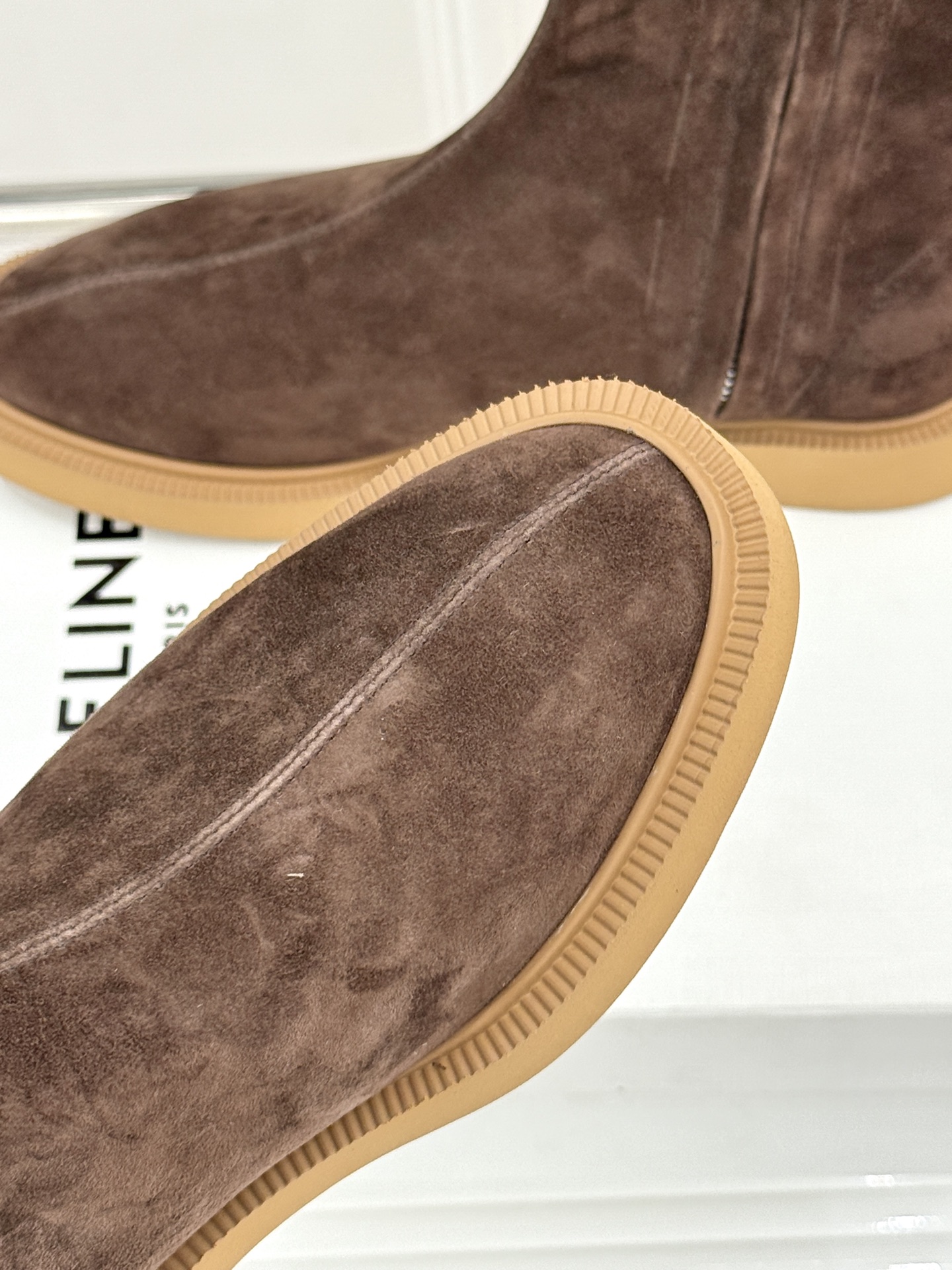 Celine/赛琳25WF秋冬新品凯旋门麂皮复古短靴以细腻麂皮诠释复古奢雅。经典短靴廓形利落修腿柔和鞋头