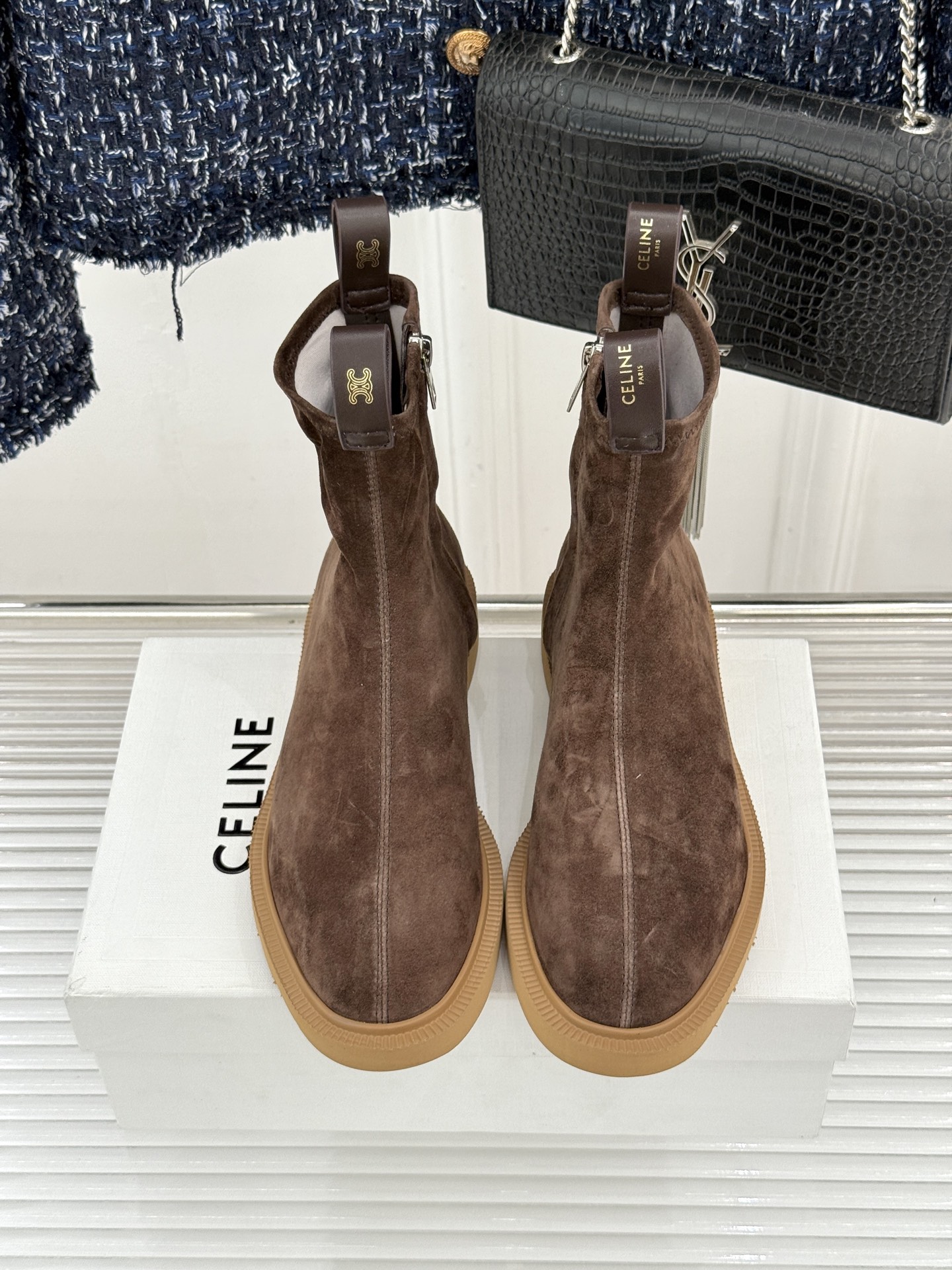 Celine/赛琳25WF秋冬新品凯旋门麂皮复古短靴以细腻麂皮诠释复古奢雅。经典短靴廓形利落修腿柔和鞋头