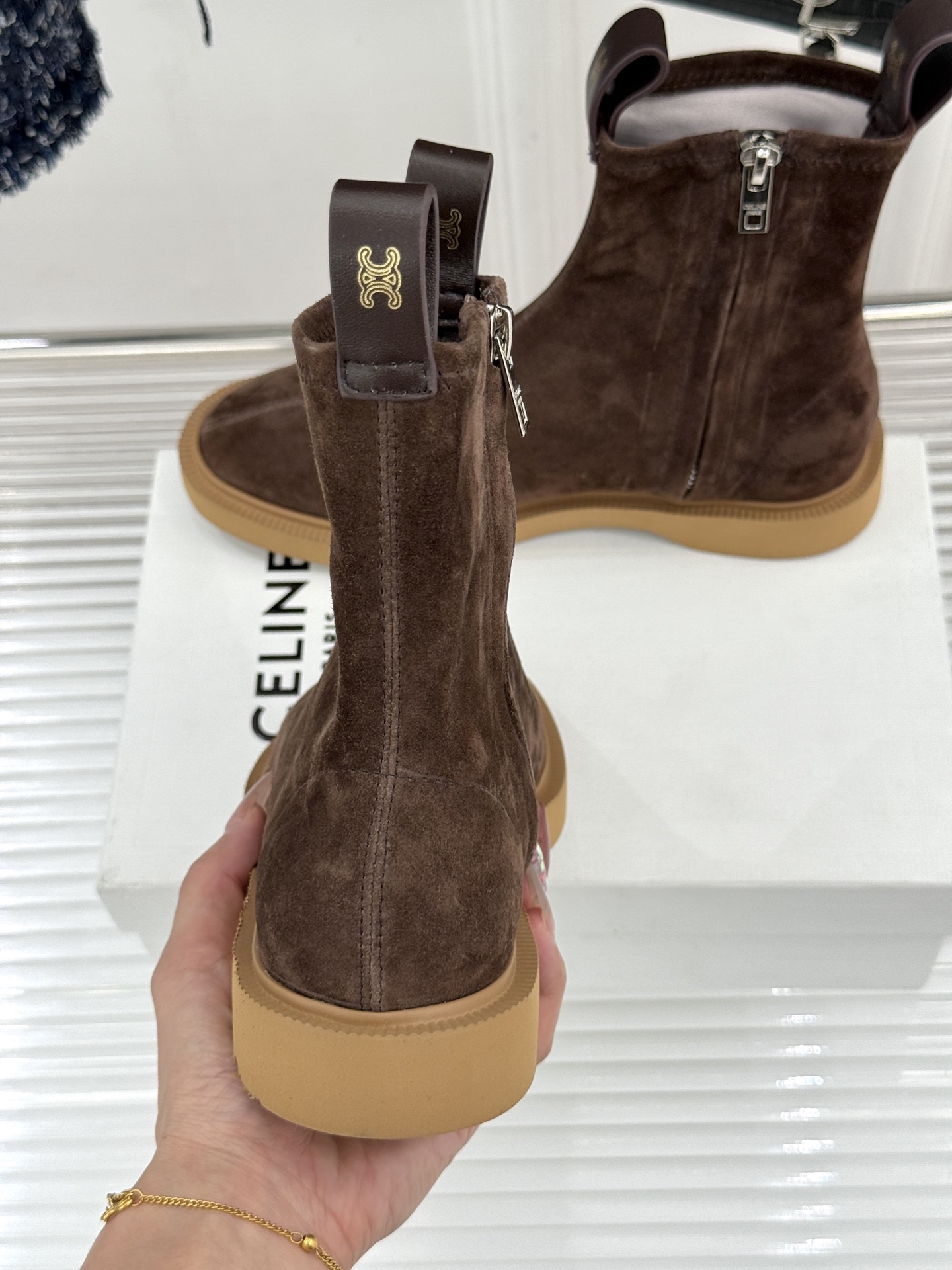 Celine/赛琳25WF秋冬新品凯旋门麂皮复古短靴以细腻麂皮诠释复古奢雅。经典短靴廓形利落修腿柔和鞋头