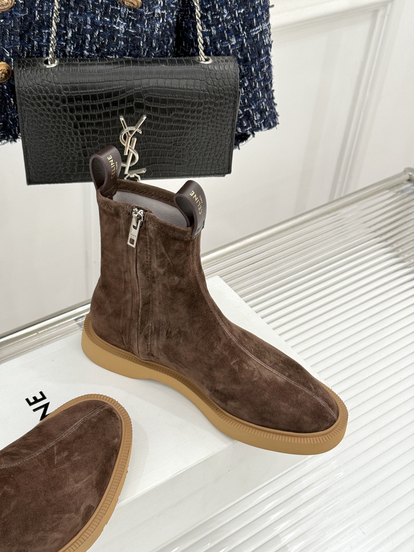 Celine/赛琳25WF秋冬新品凯旋门麂皮复古短靴以细腻麂皮诠释复古奢雅。经典短靴廓形利落修腿柔和鞋头