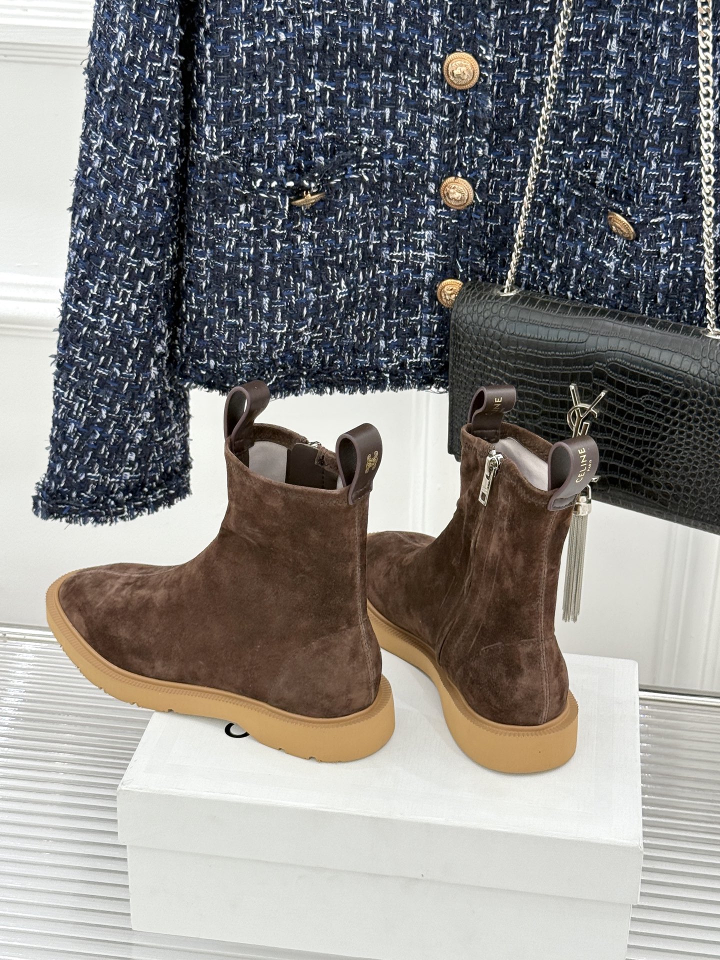 Celine/赛琳25WF秋冬新品凯旋门麂皮复古短靴以细腻麂皮诠释复古奢雅。经典短靴廓形利落修腿柔和鞋头