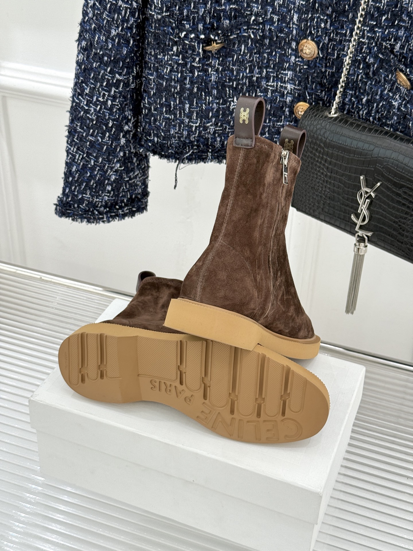 Celine/赛琳25WF秋冬新品凯旋门麂皮复古短靴以细腻麂皮诠释复古奢雅。经典短靴廓形利落修腿柔和鞋头