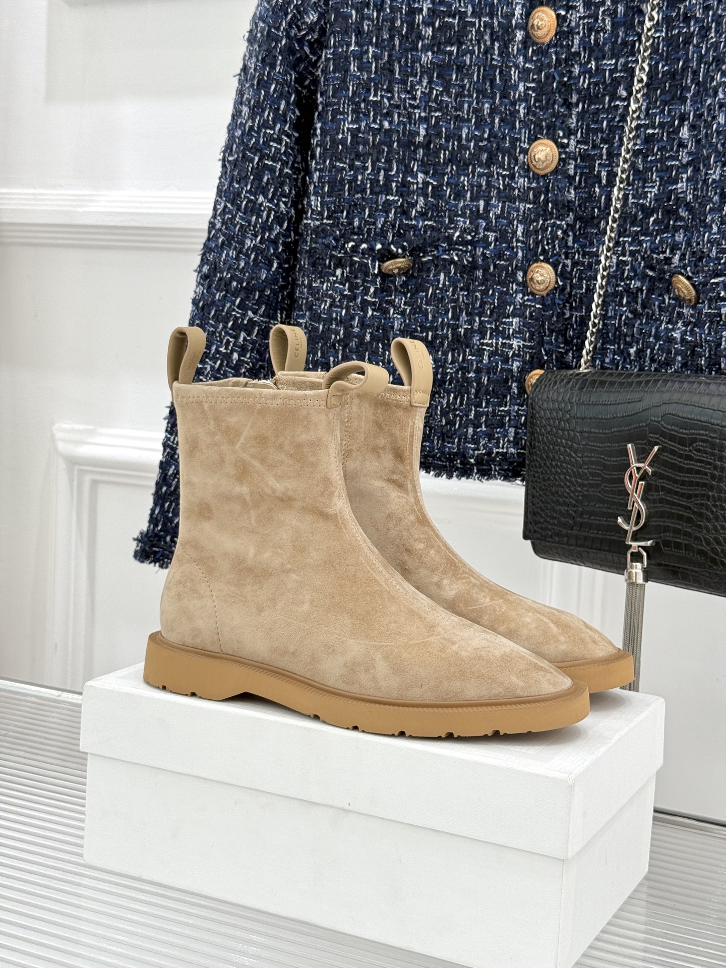 Celine/赛琳25WF秋冬新品凯旋门麂皮复古短靴以细腻麂皮诠释复古奢雅。经典短靴廓形利落修腿柔和鞋头