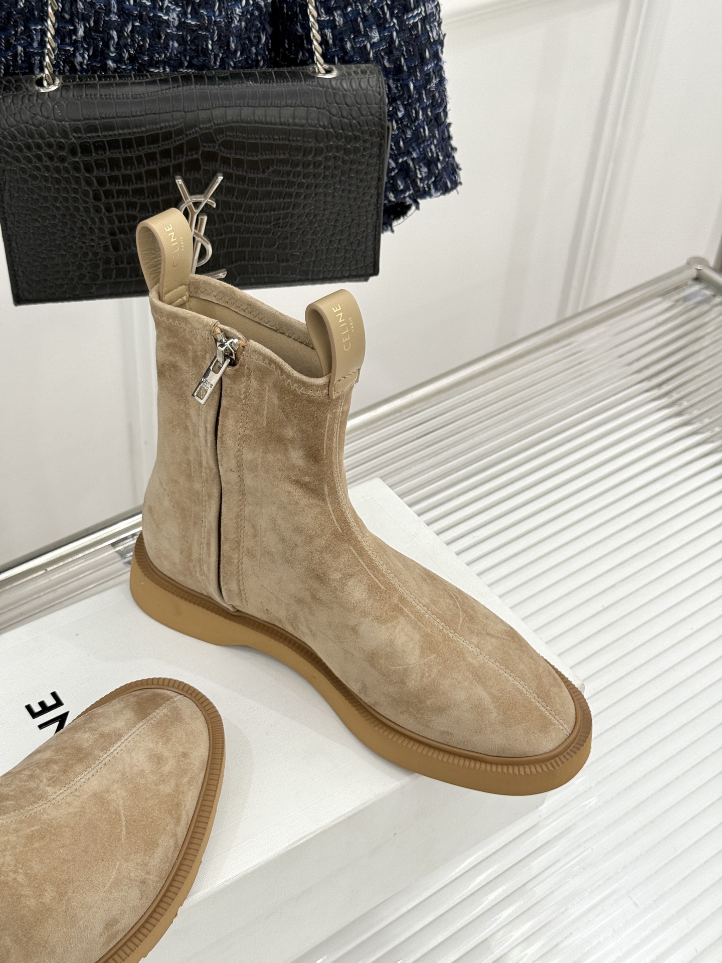 Celine/赛琳25WF秋冬新品凯旋门麂皮复古短靴以细腻麂皮诠释复古奢雅。经典短靴廓形利落修腿柔和鞋头