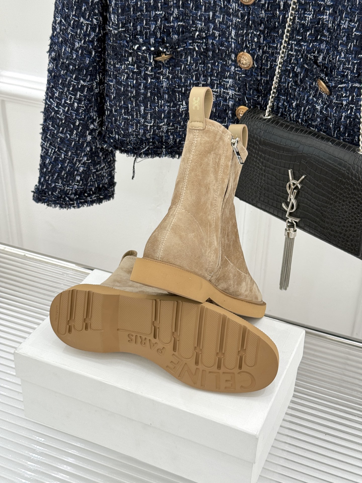 Celine/赛琳25WF秋冬新品凯旋门麂皮复古短靴以细腻麂皮诠释复古奢雅。经典短靴廓形利落修腿柔和鞋头