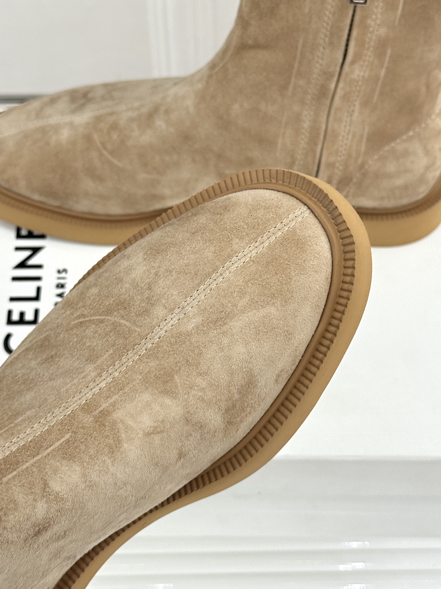 Celine/赛琳25WF秋冬新品凯旋门麂皮复古短靴以细腻麂皮诠释复古奢雅。经典短靴廓形利落修腿柔和鞋头