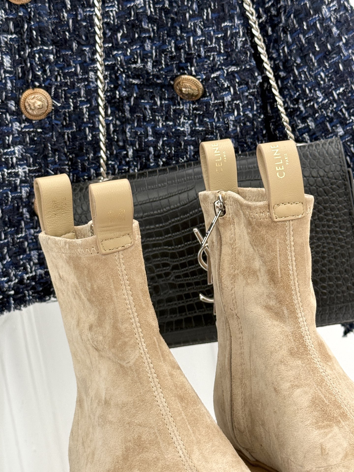 Celine/赛琳25WF秋冬新品凯旋门麂皮复古短靴以细腻麂皮诠释复古奢雅。经典短靴廓形利落修腿柔和鞋头