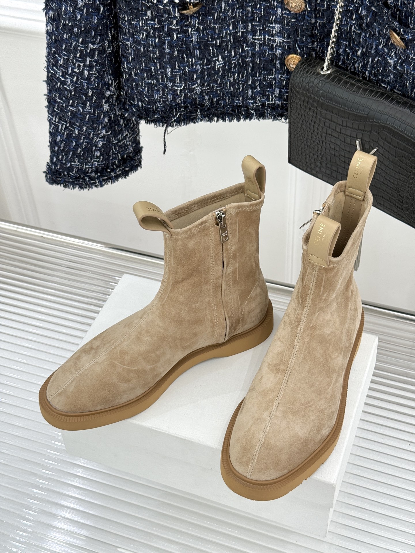 Celine/赛琳25WF秋冬新品凯旋门麂皮复古短靴以细腻麂皮诠释复古奢雅。经典短靴廓形利落修腿柔和鞋头