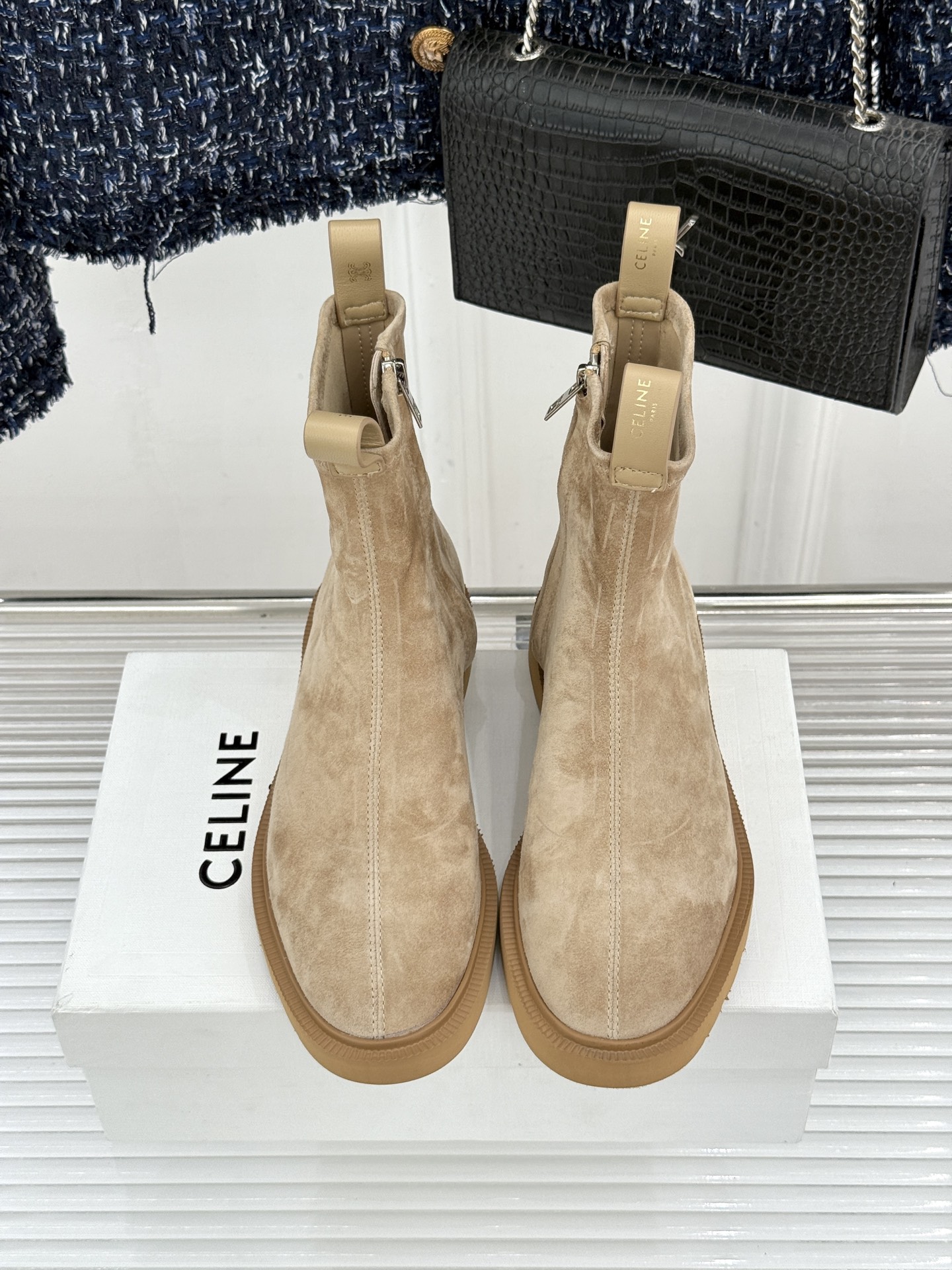Celine/赛琳25WF秋冬新品凯旋门麂皮复古短靴以细腻麂皮诠释复古奢雅。经典短靴廓形利落修腿柔和鞋头