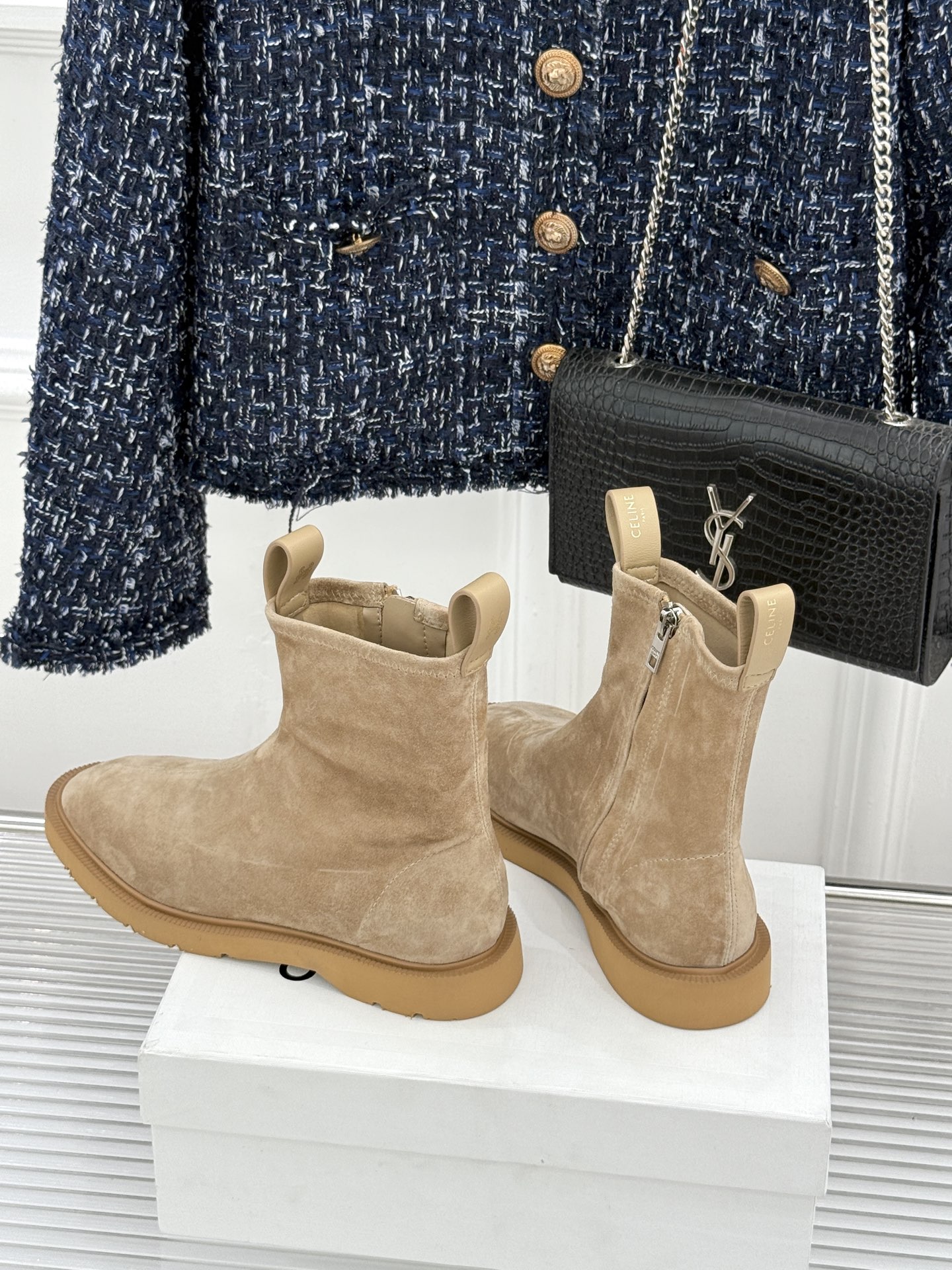 Celine/赛琳25WF秋冬新品凯旋门麂皮复古短靴以细腻麂皮诠释复古奢雅。经典短靴廓形利落修腿柔和鞋头