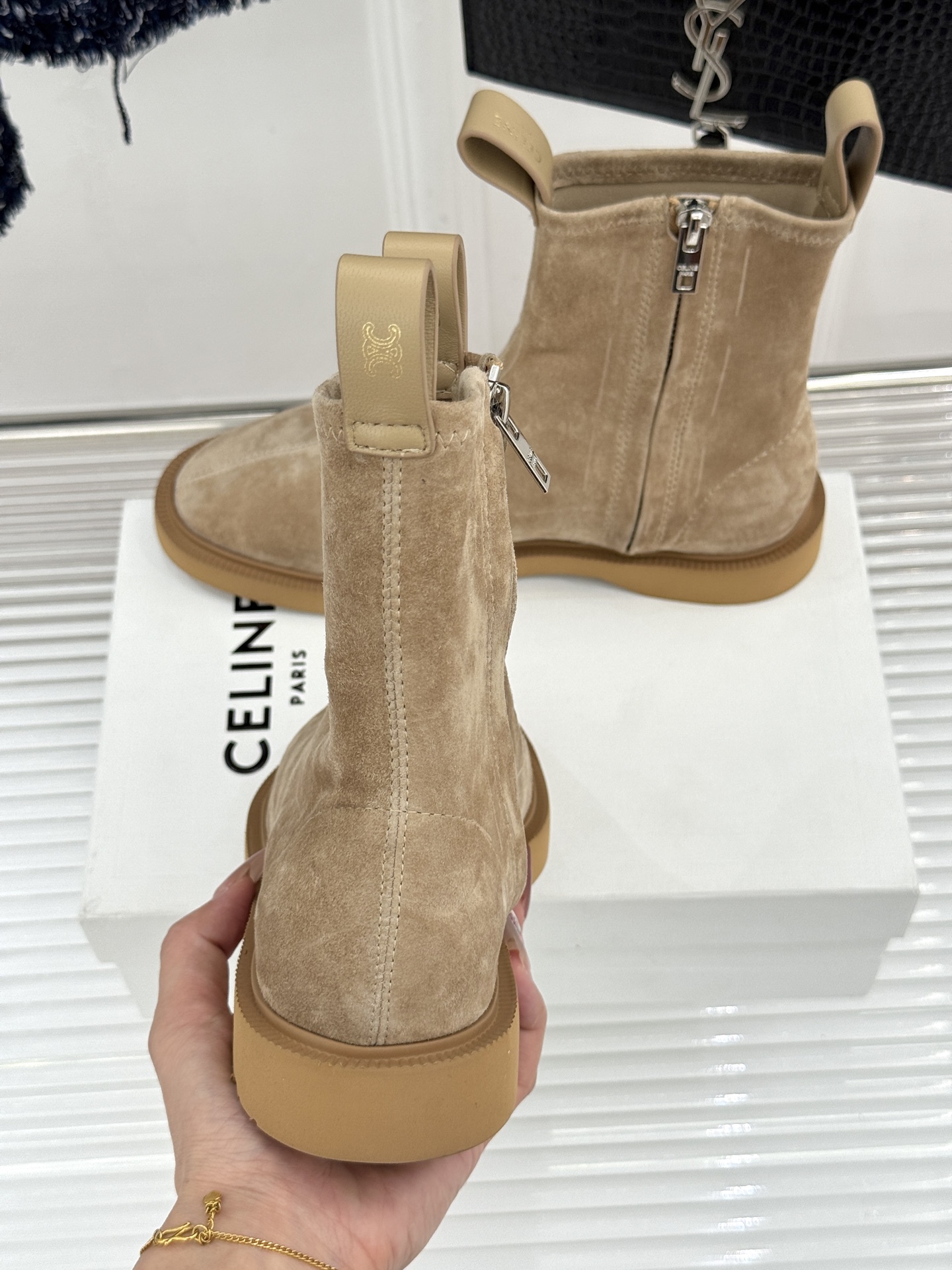 Celine/赛琳25WF秋冬新品凯旋门麂皮复古短靴以细腻麂皮诠释复古奢雅。经典短靴廓形利落修腿柔和鞋头