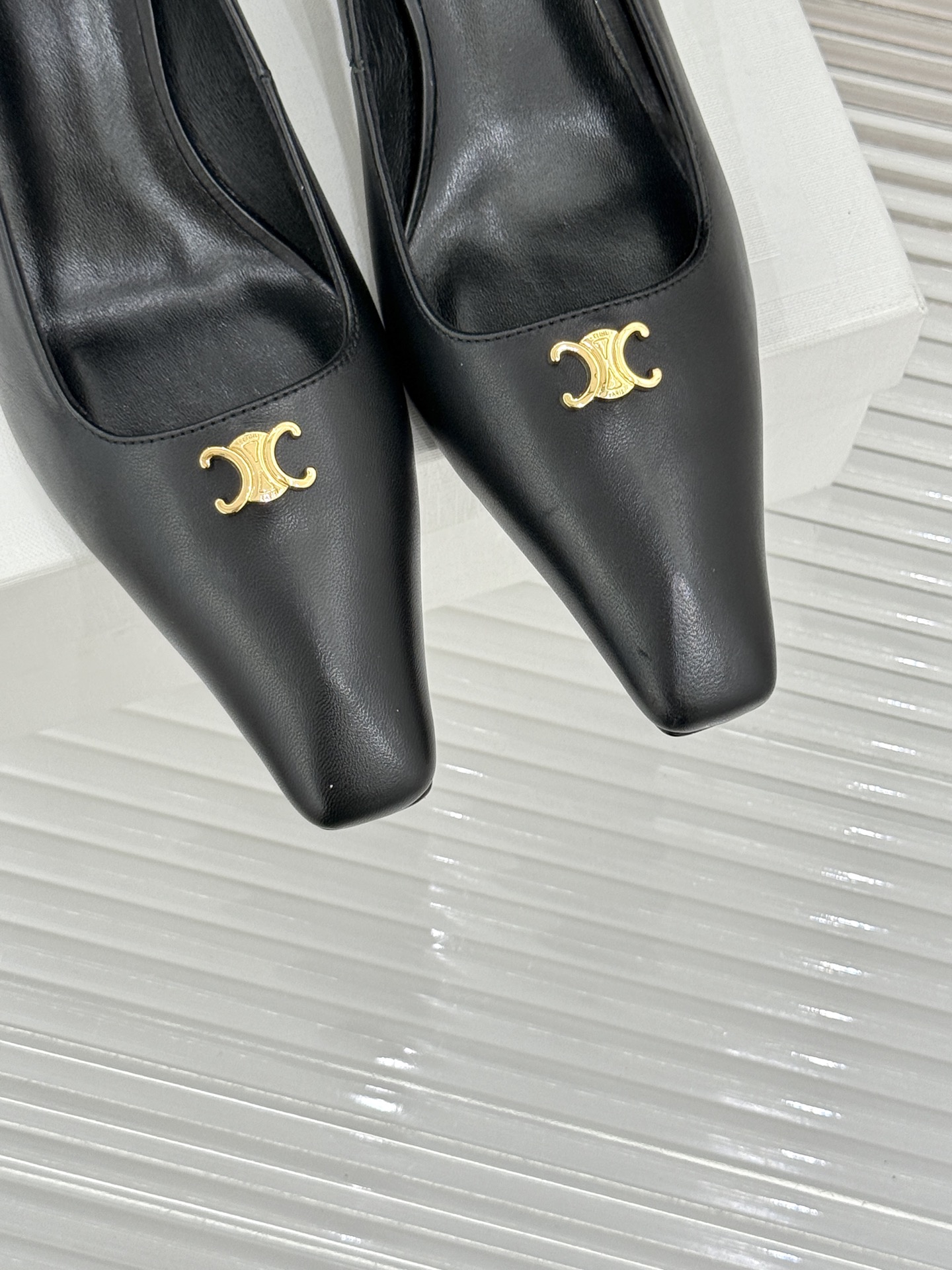 Celine/赛琳26WF新品凯旋门小方头高跟凉鞋单鞋以极简轮廓续写法式优雅。利落小方头糅合复古与现代标