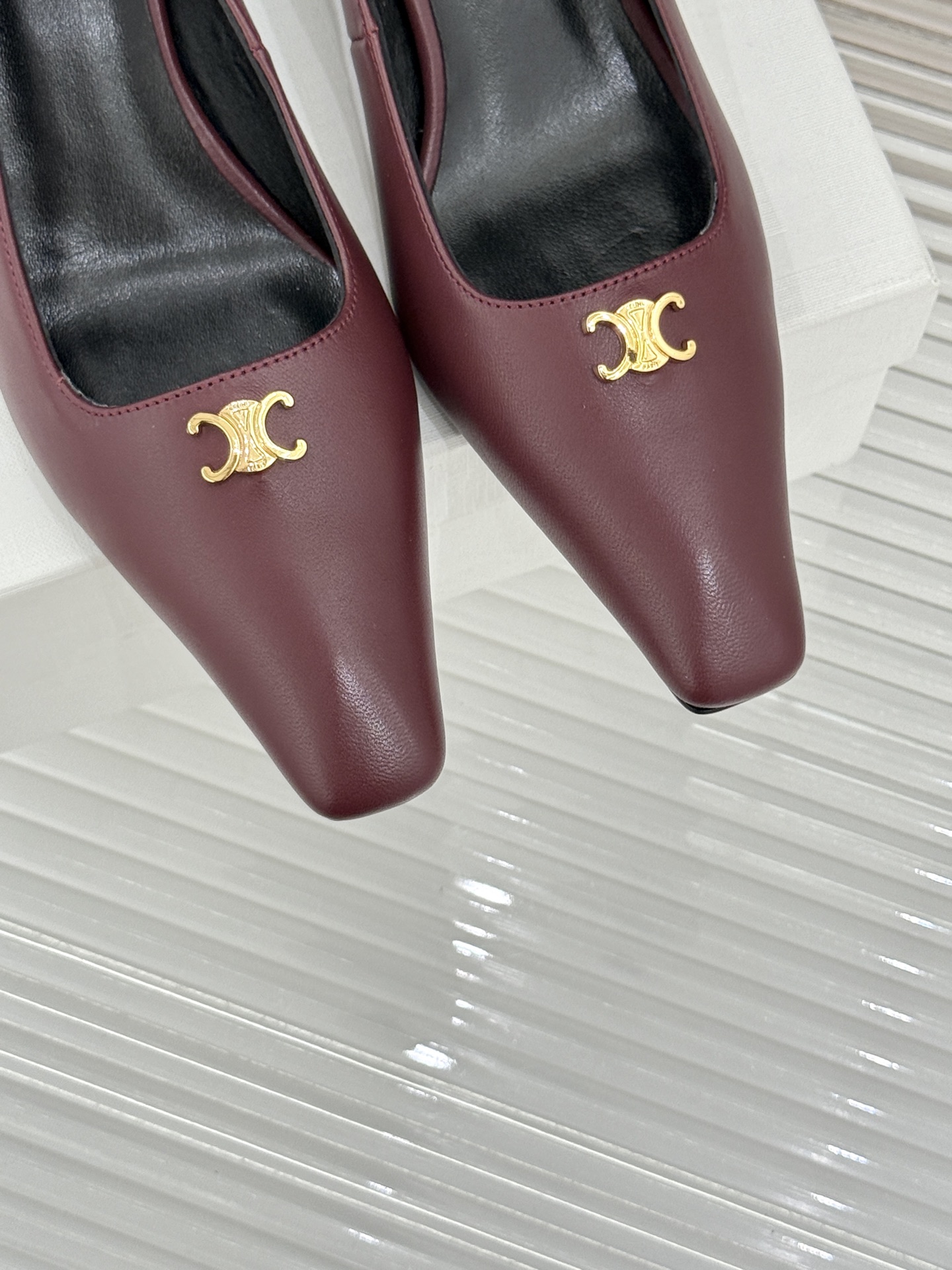 Celine/赛琳26WF新品凯旋门小方头高跟凉鞋单鞋以极简轮廓续写法式优雅。利落小方头糅合复古与现代标