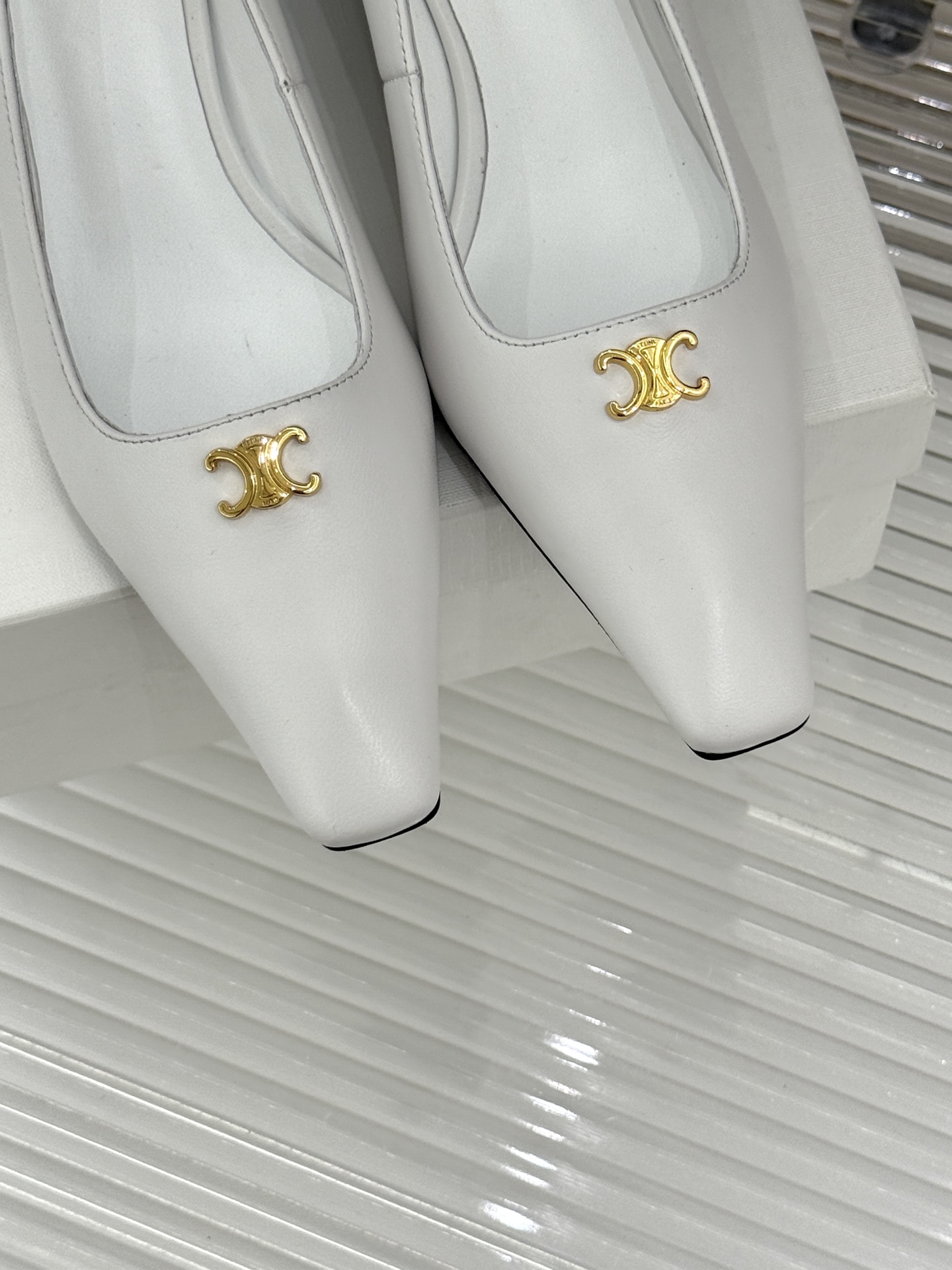 Celine/赛琳26WF新品凯旋门小方头高跟凉鞋单鞋以极简轮廓续写法式优雅。利落小方头糅合复古与现代标