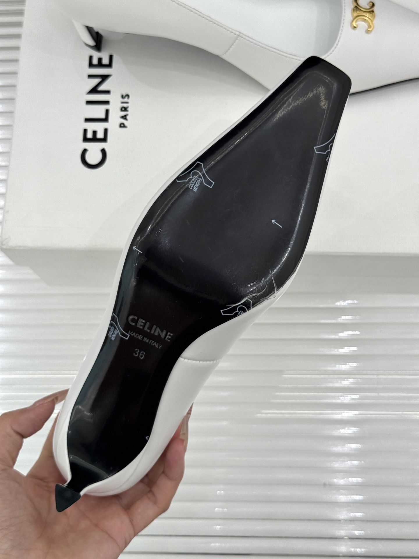 Celine/赛琳26WF新品凯旋门小方头高跟凉鞋单鞋以极简轮廓续写法式优雅。利落小方头糅合复古与现代标