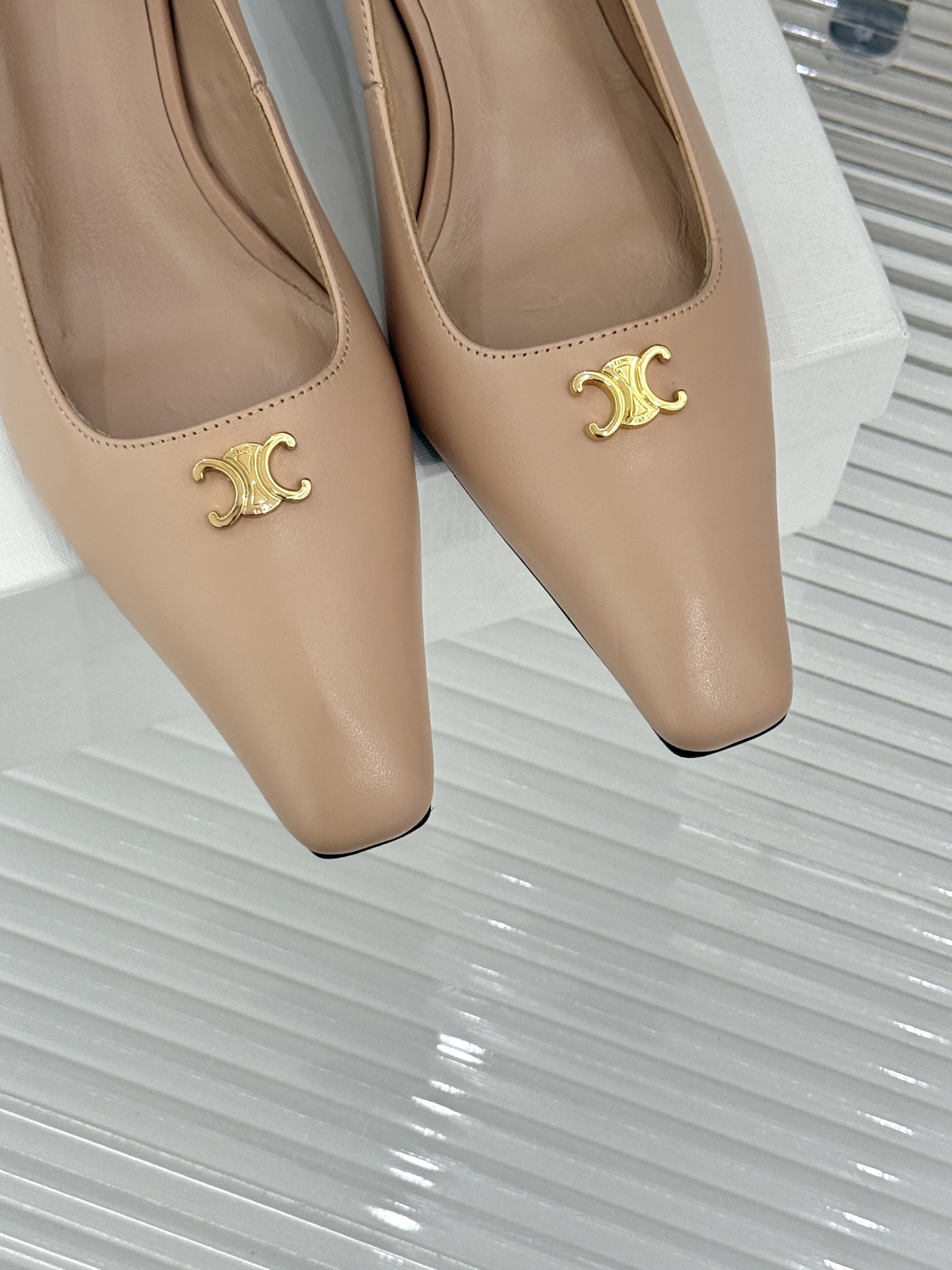 Celine/赛琳26WF新品凯旋门小方头高跟凉鞋单鞋以极简轮廓续写法式优雅。利落小方头糅合复古与现代标