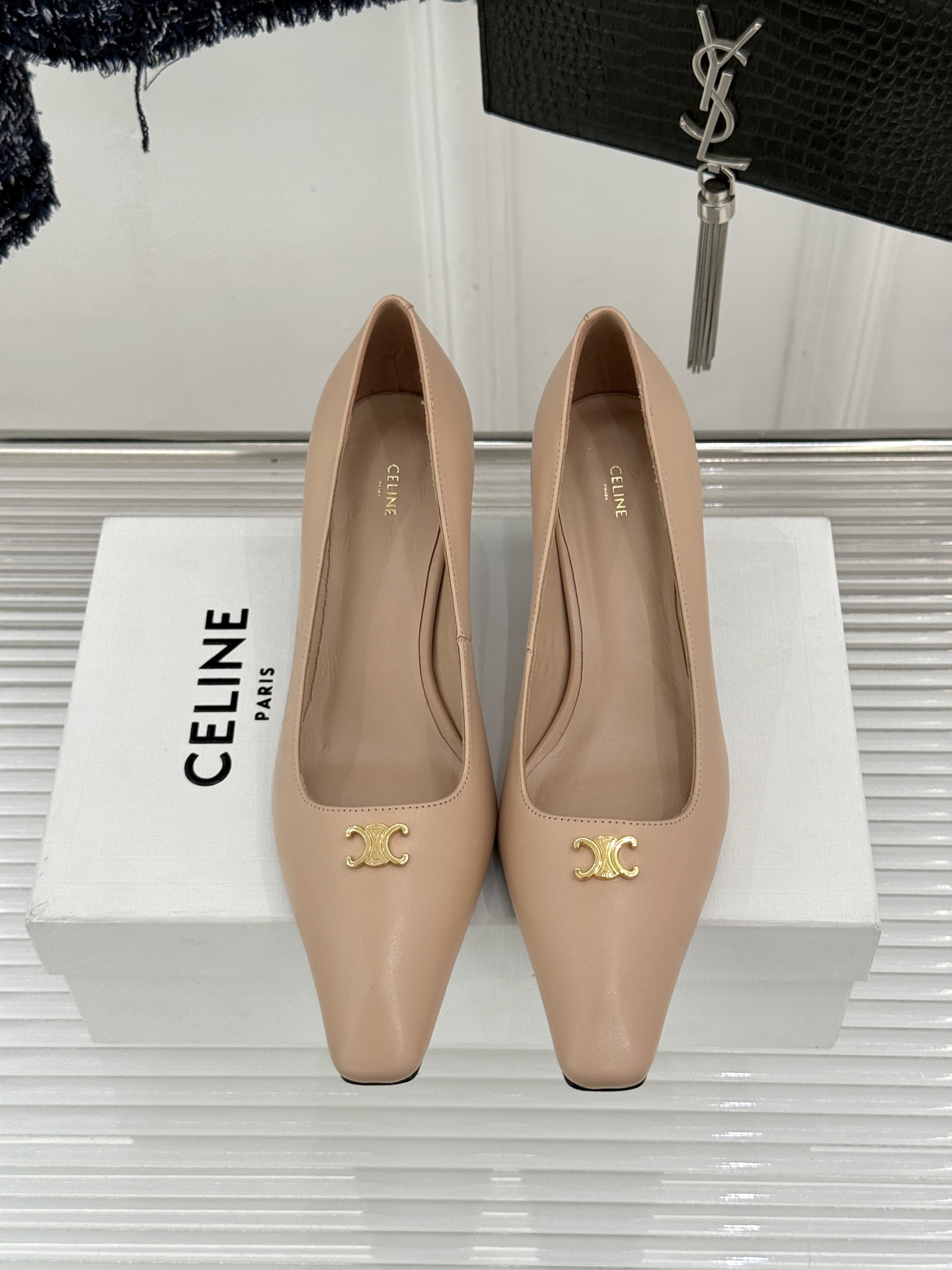 Celine/赛琳26WF新品凯旋门小方头高跟凉鞋单鞋以极简轮廓续写法式优雅。利落小方头糅合复古与现代标