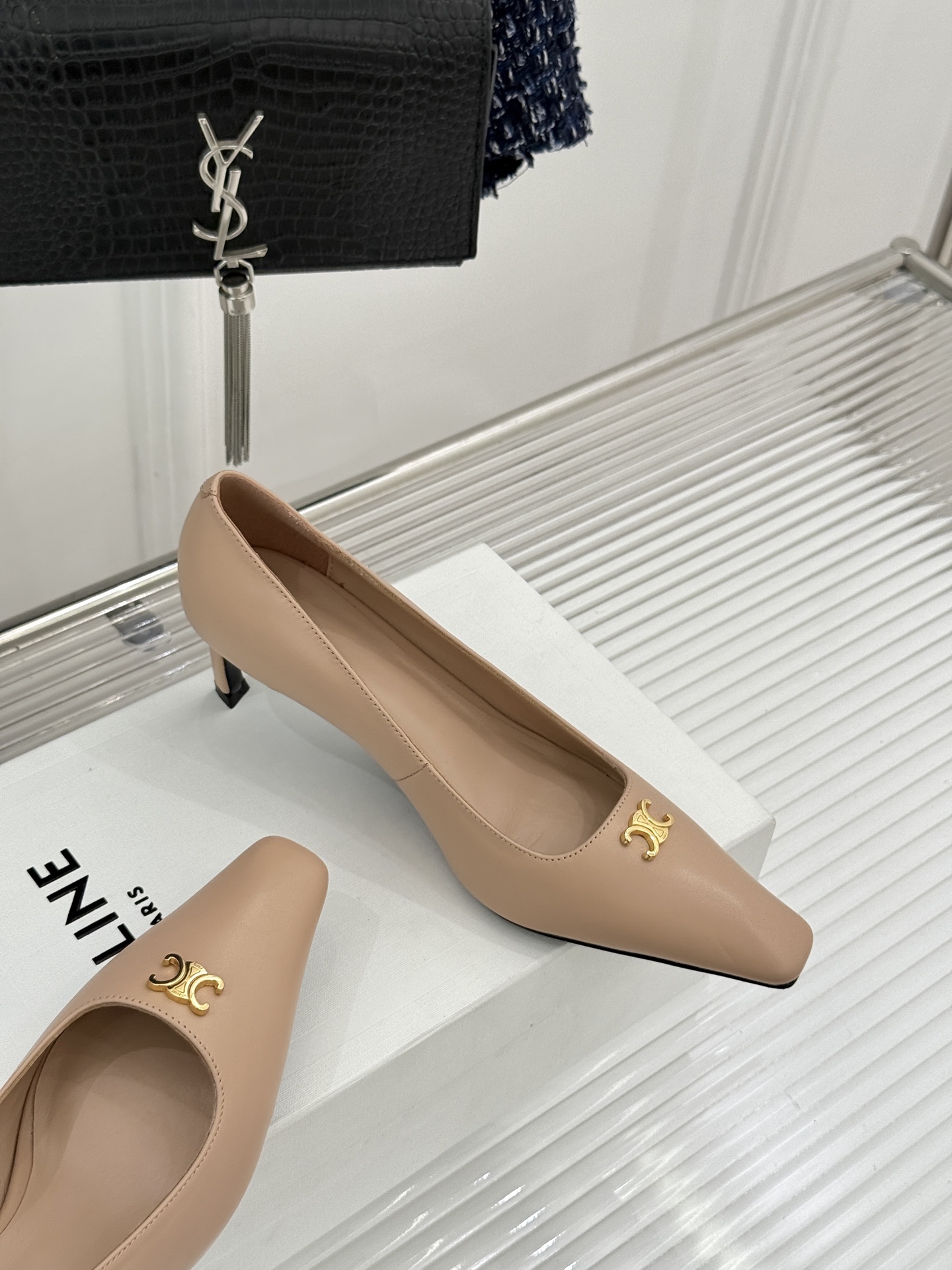 Celine/赛琳26WF新品凯旋门小方头高跟凉鞋单鞋以极简轮廓续写法式优雅。利落小方头糅合复古与现代标