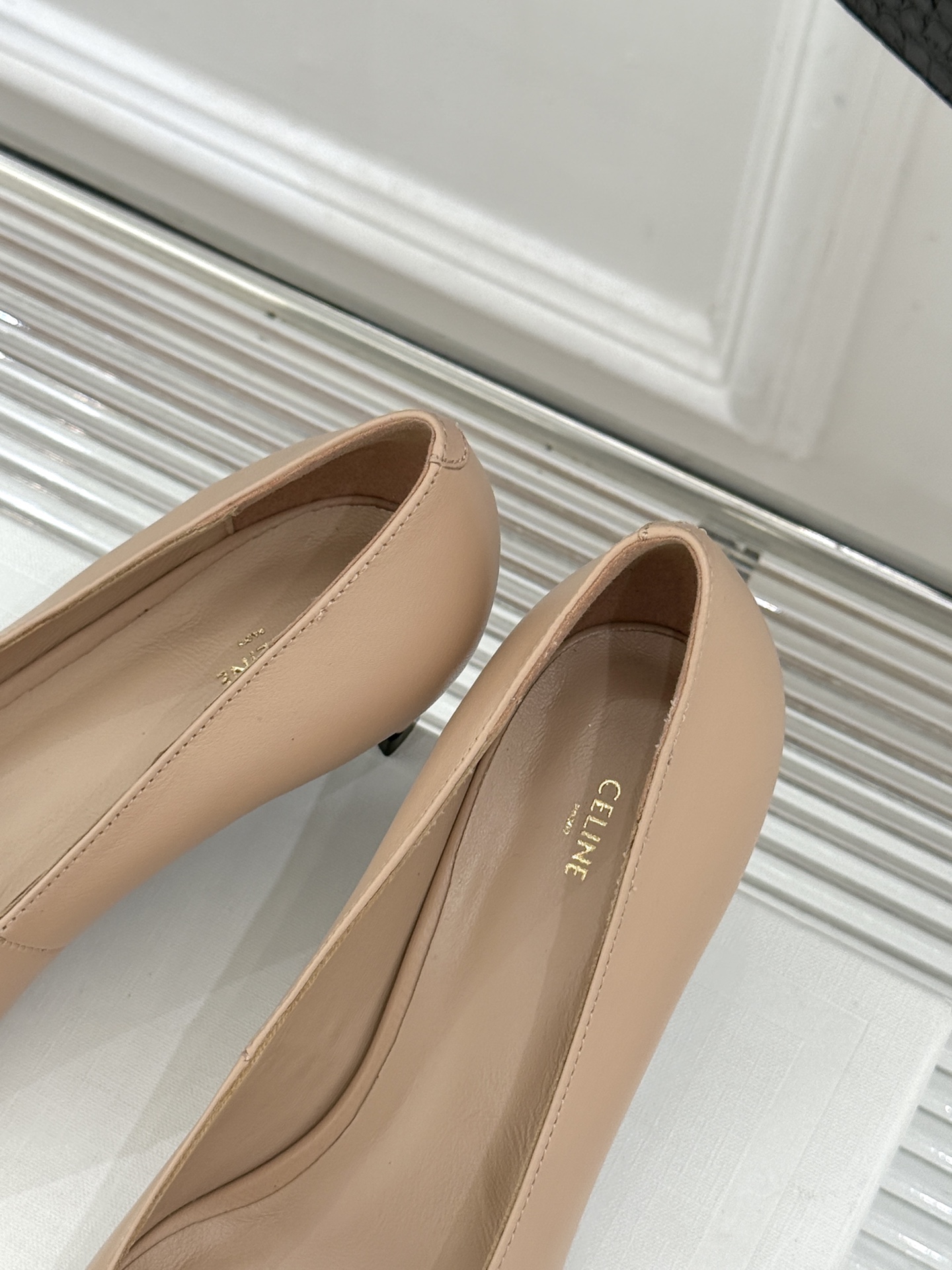 Celine/赛琳26WF新品凯旋门小方头高跟凉鞋单鞋以极简轮廓续写法式优雅。利落小方头糅合复古与现代标