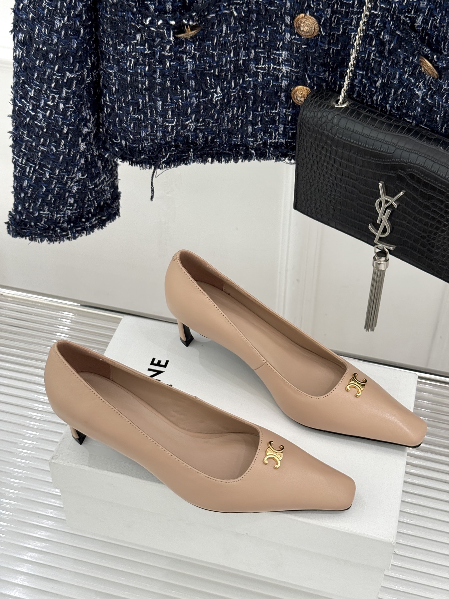 Celine/赛琳26WF新品凯旋门小方头高跟凉鞋单鞋以极简轮廓续写法式优雅。利落小方头糅合复古与现代标