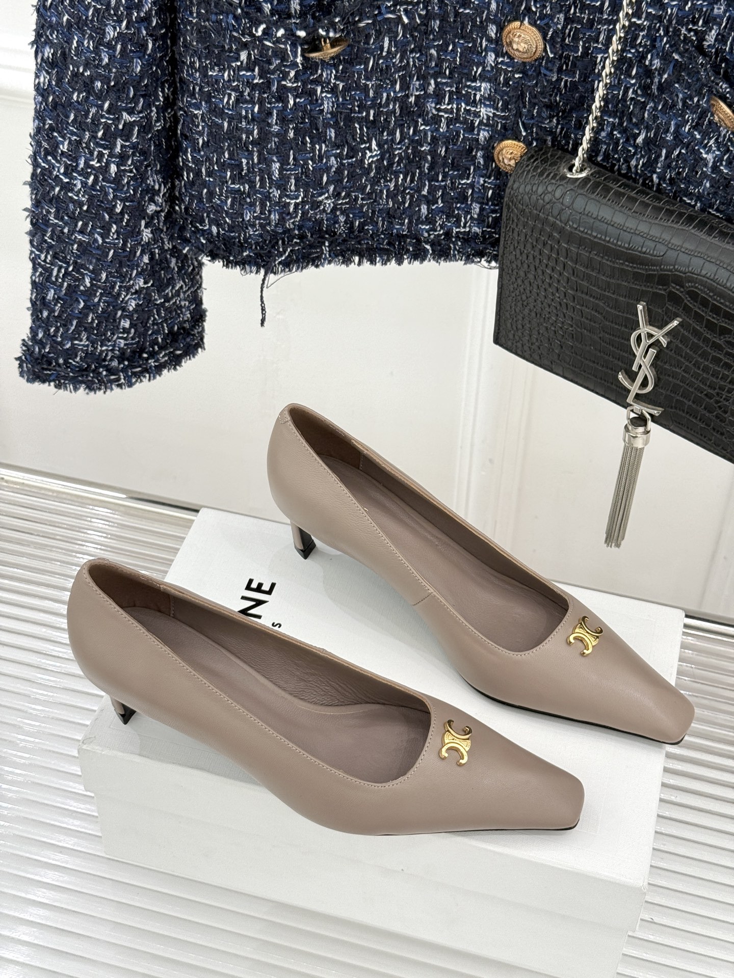 Celine/赛琳26WF新品凯旋门小方头高跟凉鞋单鞋以极简轮廓续写法式优雅。利落小方头糅合复古与现代标