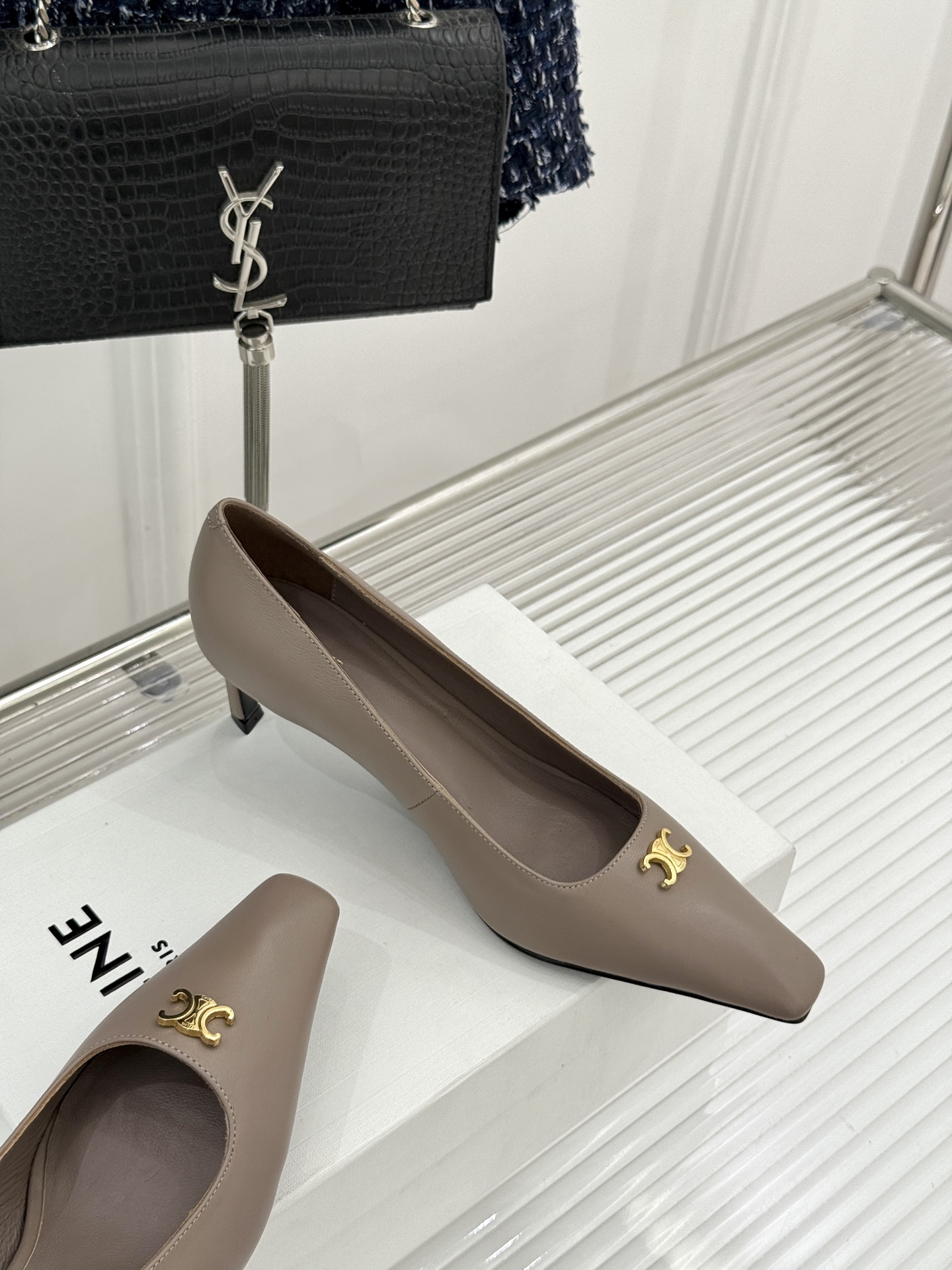 Celine/赛琳26WF新品凯旋门小方头高跟凉鞋单鞋以极简轮廓续写法式优雅。利落小方头糅合复古与现代标