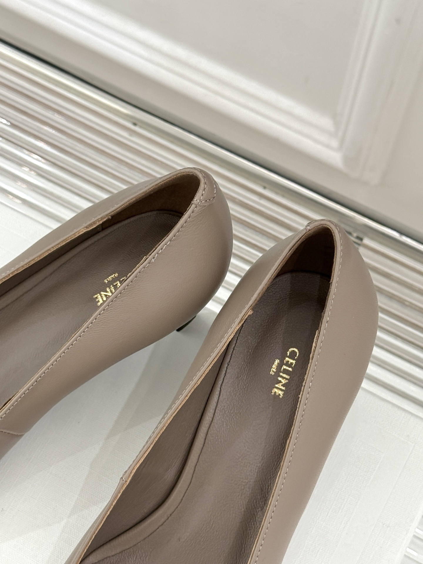 Celine/赛琳26WF新品凯旋门小方头高跟凉鞋单鞋以极简轮廓续写法式优雅。利落小方头糅合复古与现代标