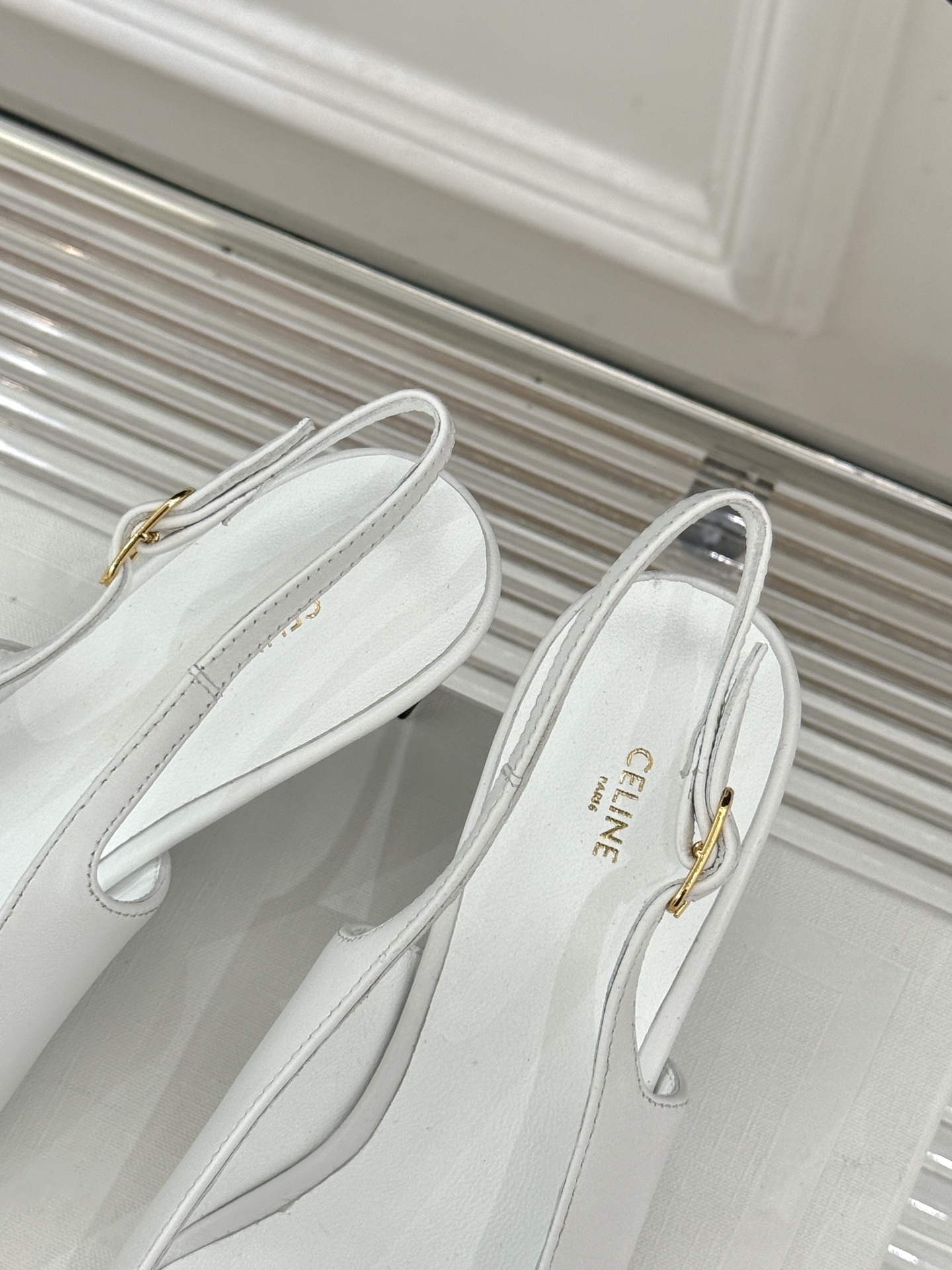 Celine/赛琳26WF新品凯旋门小方头高跟凉鞋单鞋以极简轮廓续写法式优雅。利落小方头糅合复古与现代标