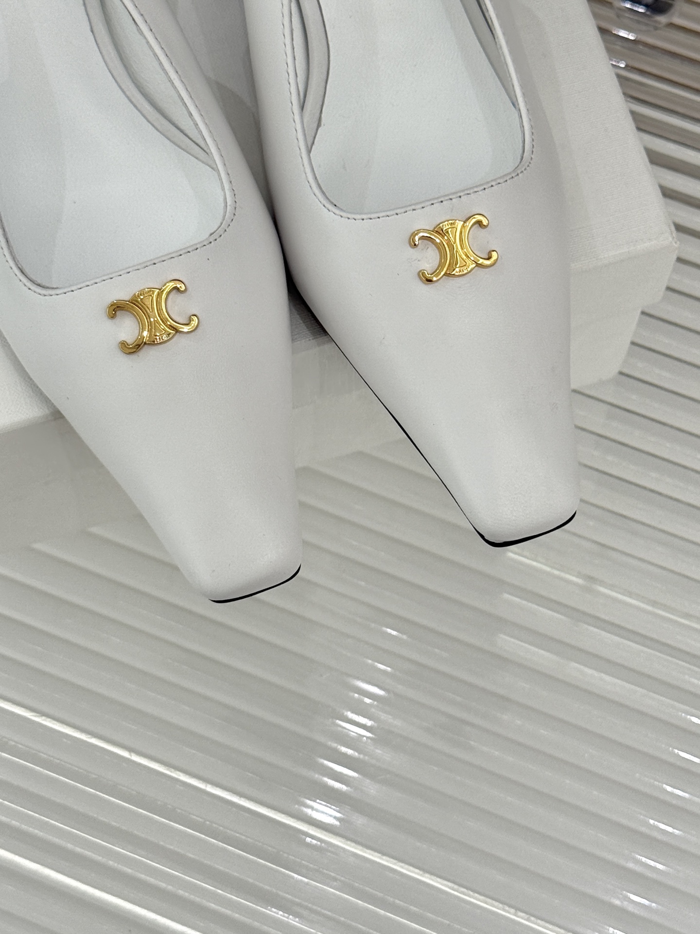 Celine/赛琳26WF新品凯旋门小方头高跟凉鞋单鞋以极简轮廓续写法式优雅。利落小方头糅合复古与现代标