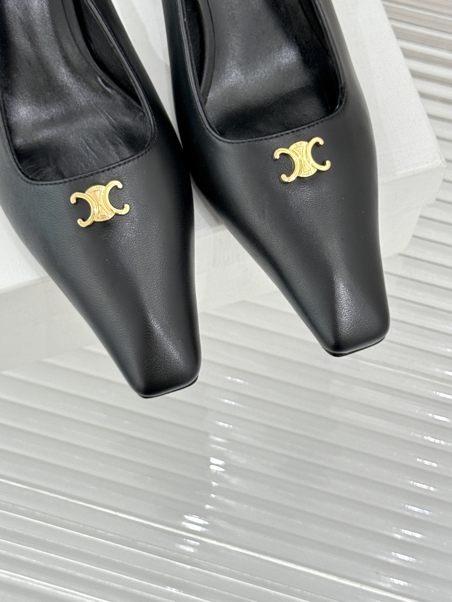 Celine/赛琳26WF新品凯旋门小方头高跟凉鞋单鞋以极简轮廓续写法式优雅。利落小方头糅合复古与现代标