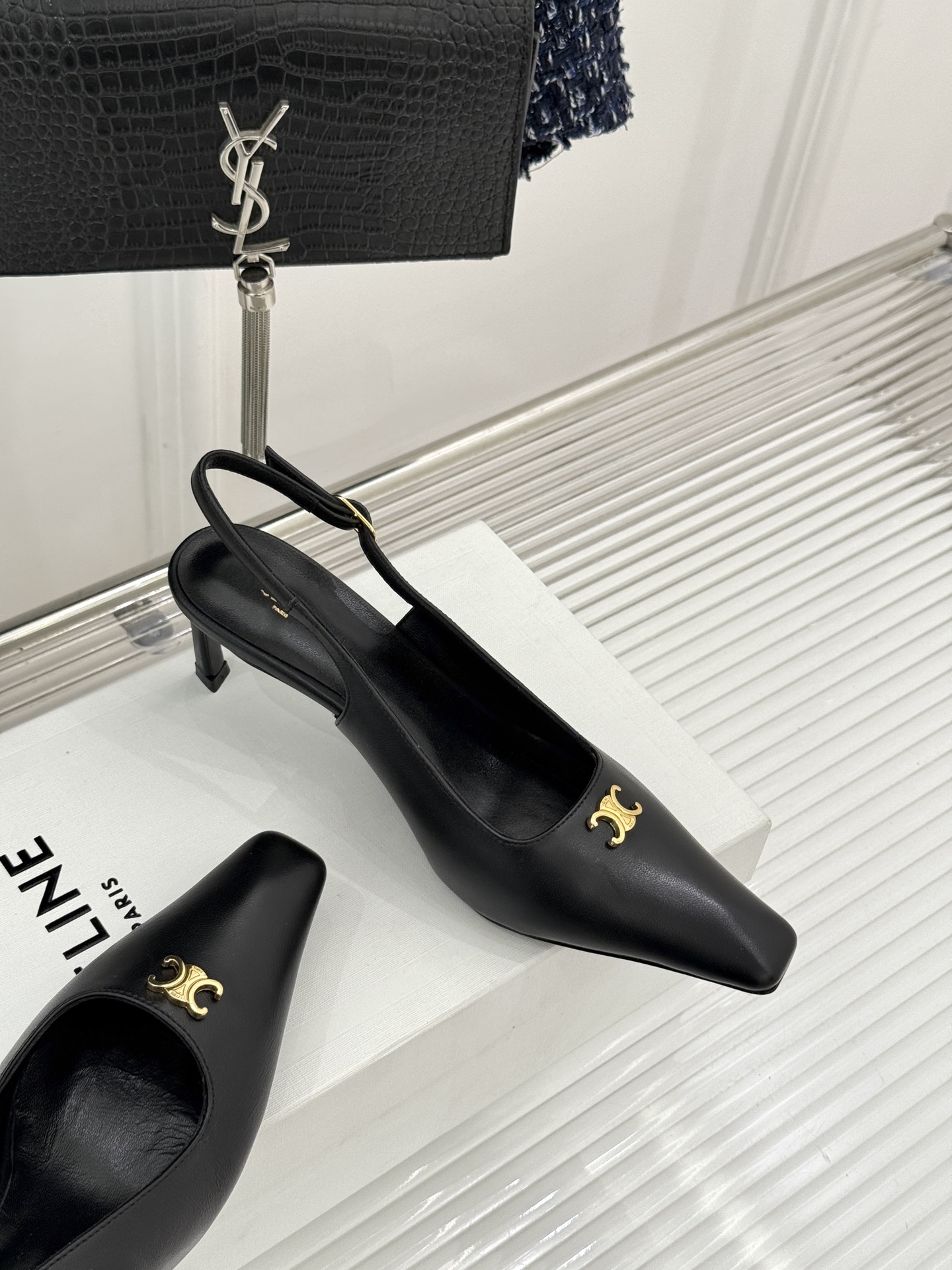 Celine/赛琳26WF新品凯旋门小方头高跟凉鞋单鞋以极简轮廓续写法式优雅。利落小方头糅合复古与现代标