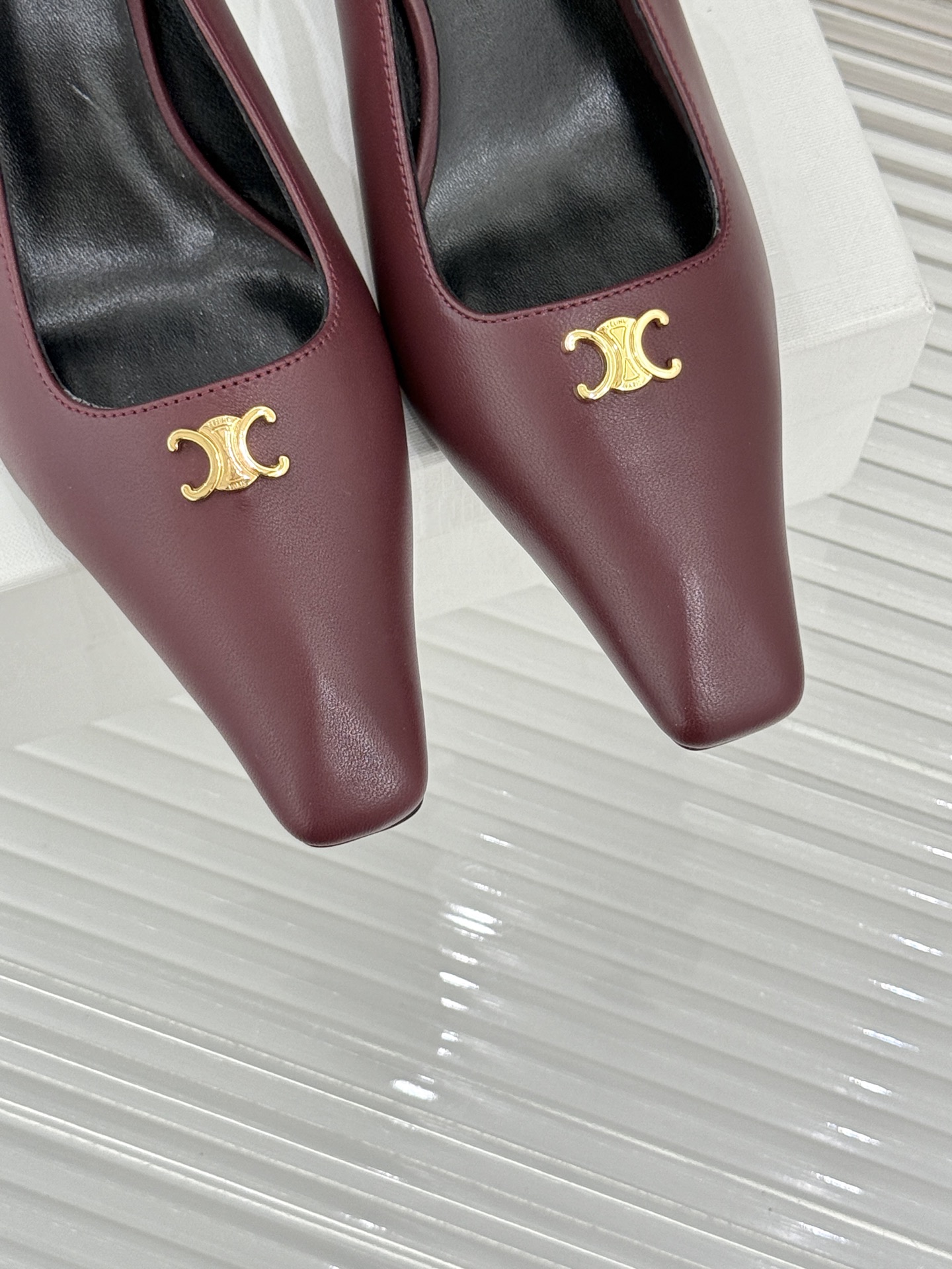 Celine/赛琳26WF新品凯旋门小方头高跟凉鞋单鞋以极简轮廓续写法式优雅。利落小方头糅合复古与现代标