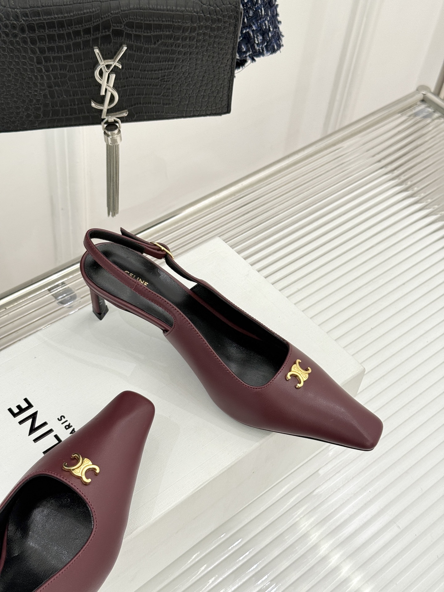 Celine/赛琳26WF新品凯旋门小方头高跟凉鞋单鞋以极简轮廓续写法式优雅。利落小方头糅合复古与现代标