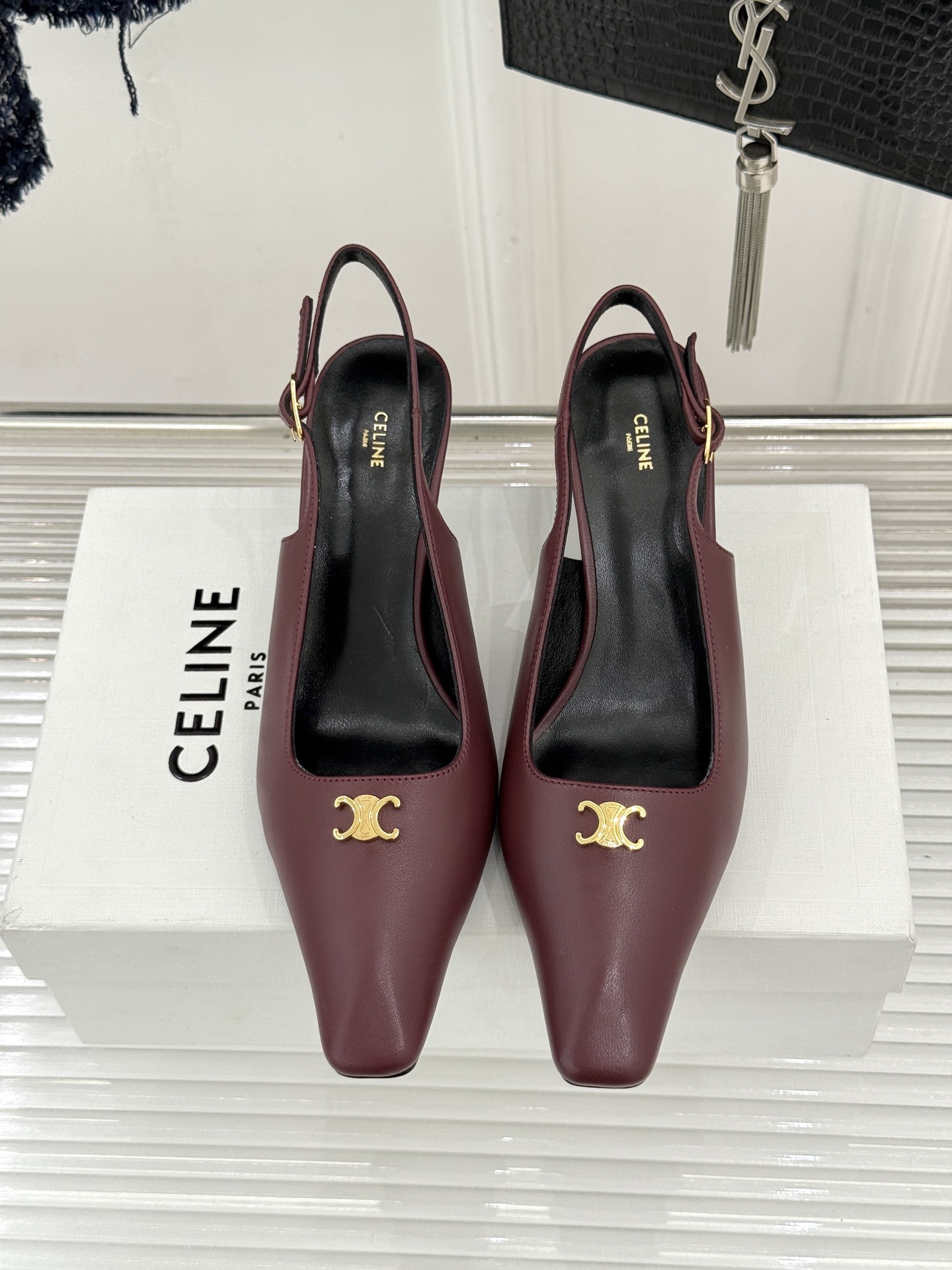 Celine/赛琳26WF新品凯旋门小方头高跟凉鞋单鞋以极简轮廓续写法式优雅。利落小方头糅合复古与现代标