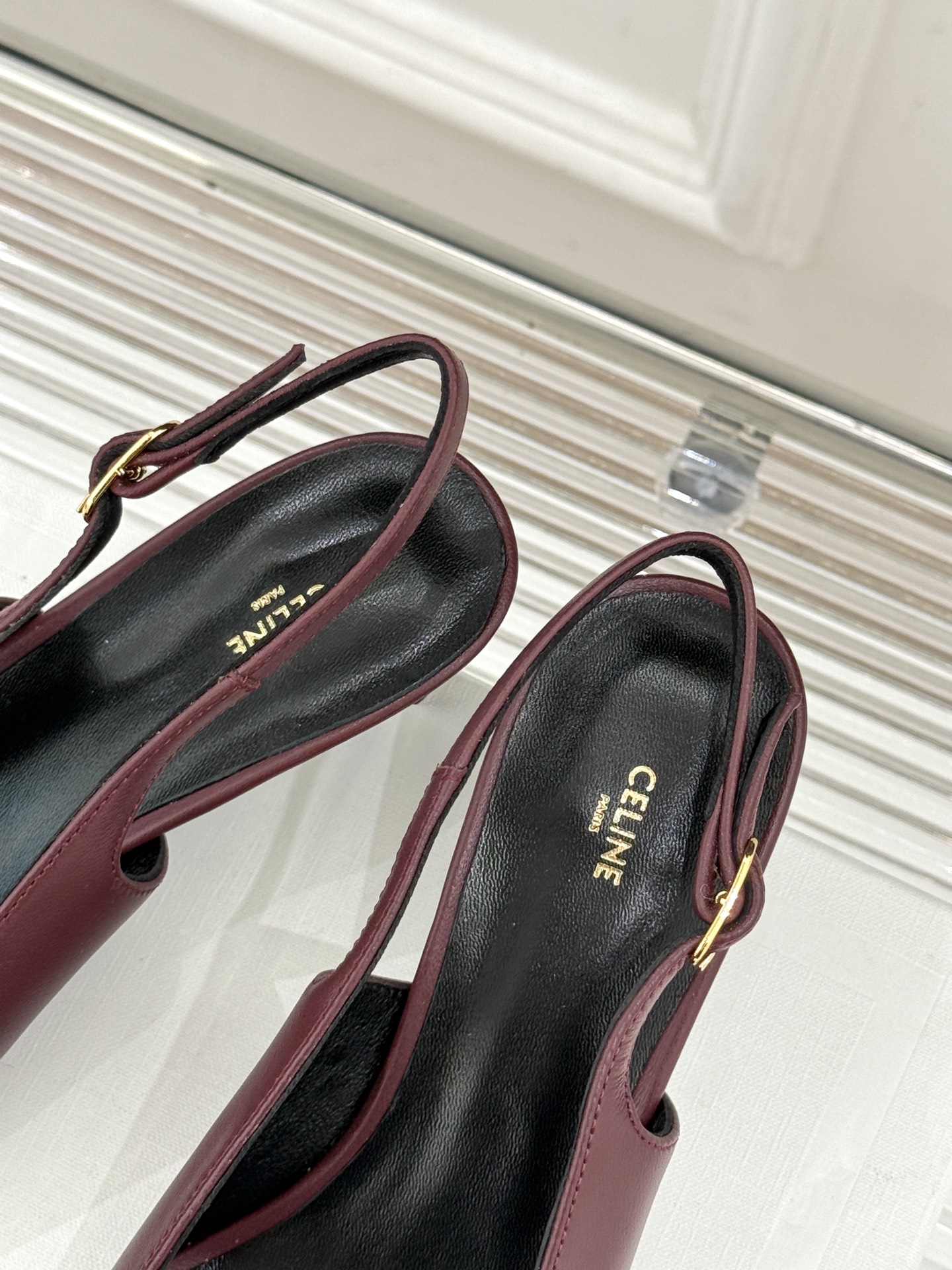 Celine/赛琳26WF新品凯旋门小方头高跟凉鞋单鞋以极简轮廓续写法式优雅。利落小方头糅合复古与现代标