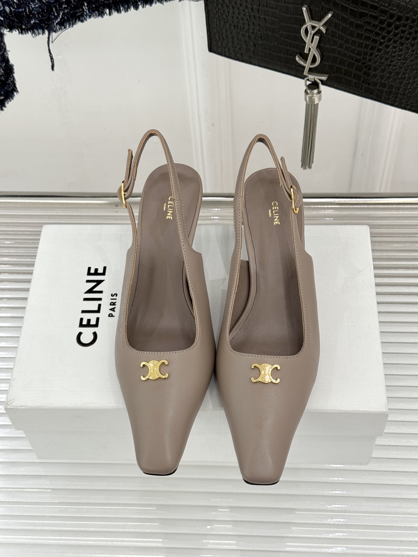 Celine/赛琳26WF新品凯旋门小方头高跟凉鞋单鞋以极简轮廓续写法式优雅。利落小方头糅合复古与现代标