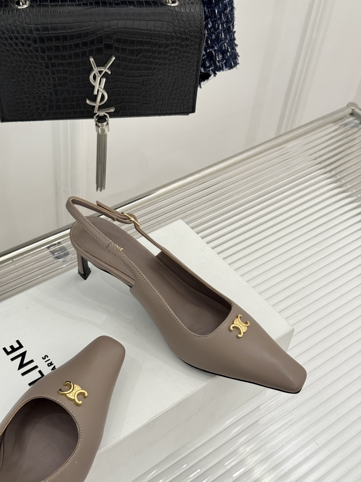 Celine/赛琳26WF新品凯旋门小方头高跟凉鞋单鞋以极简轮廓续写法式优雅。利落小方头糅合复古与现代标