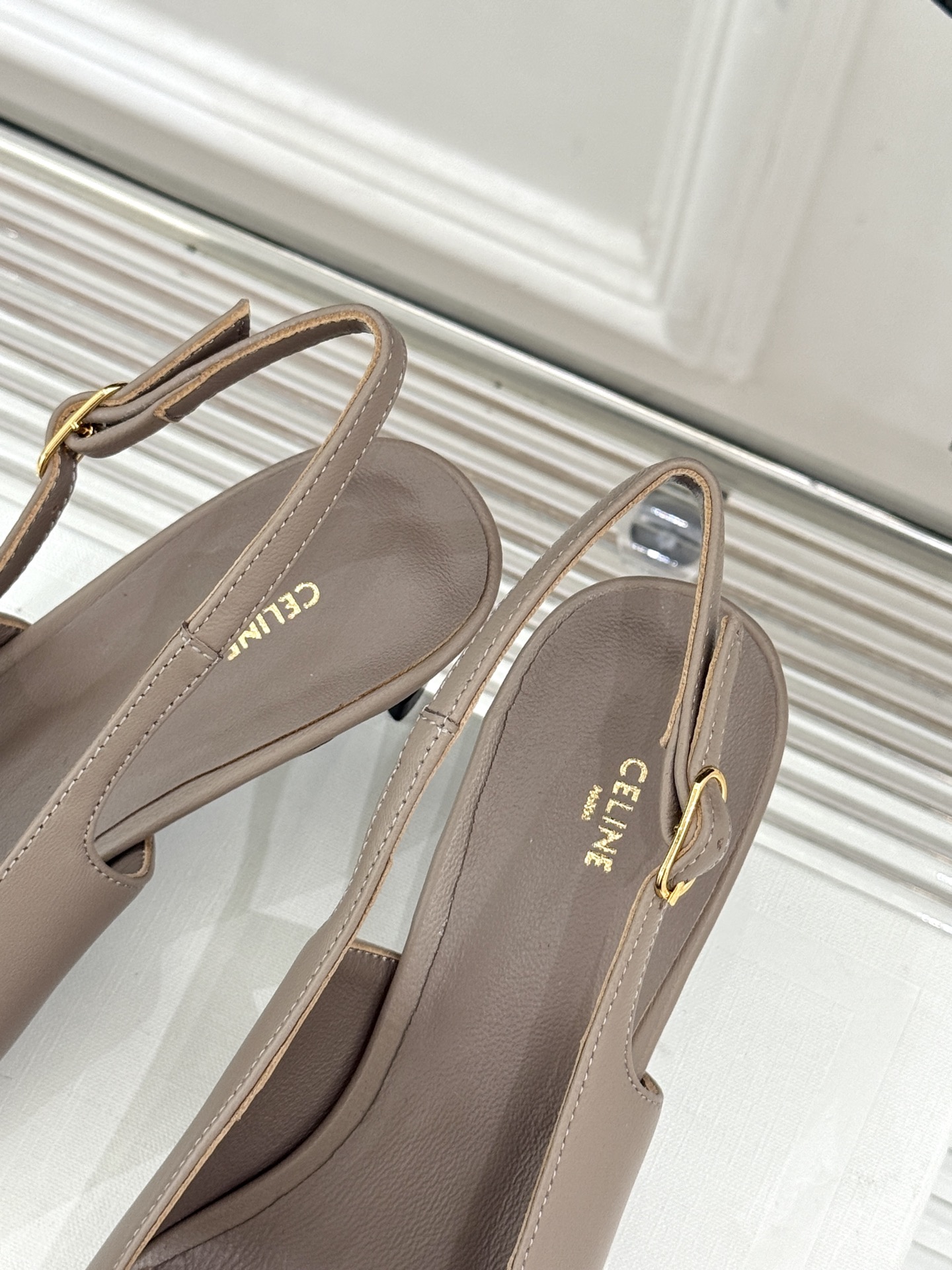 Celine/赛琳26WF新品凯旋门小方头高跟凉鞋单鞋以极简轮廓续写法式优雅。利落小方头糅合复古与现代标