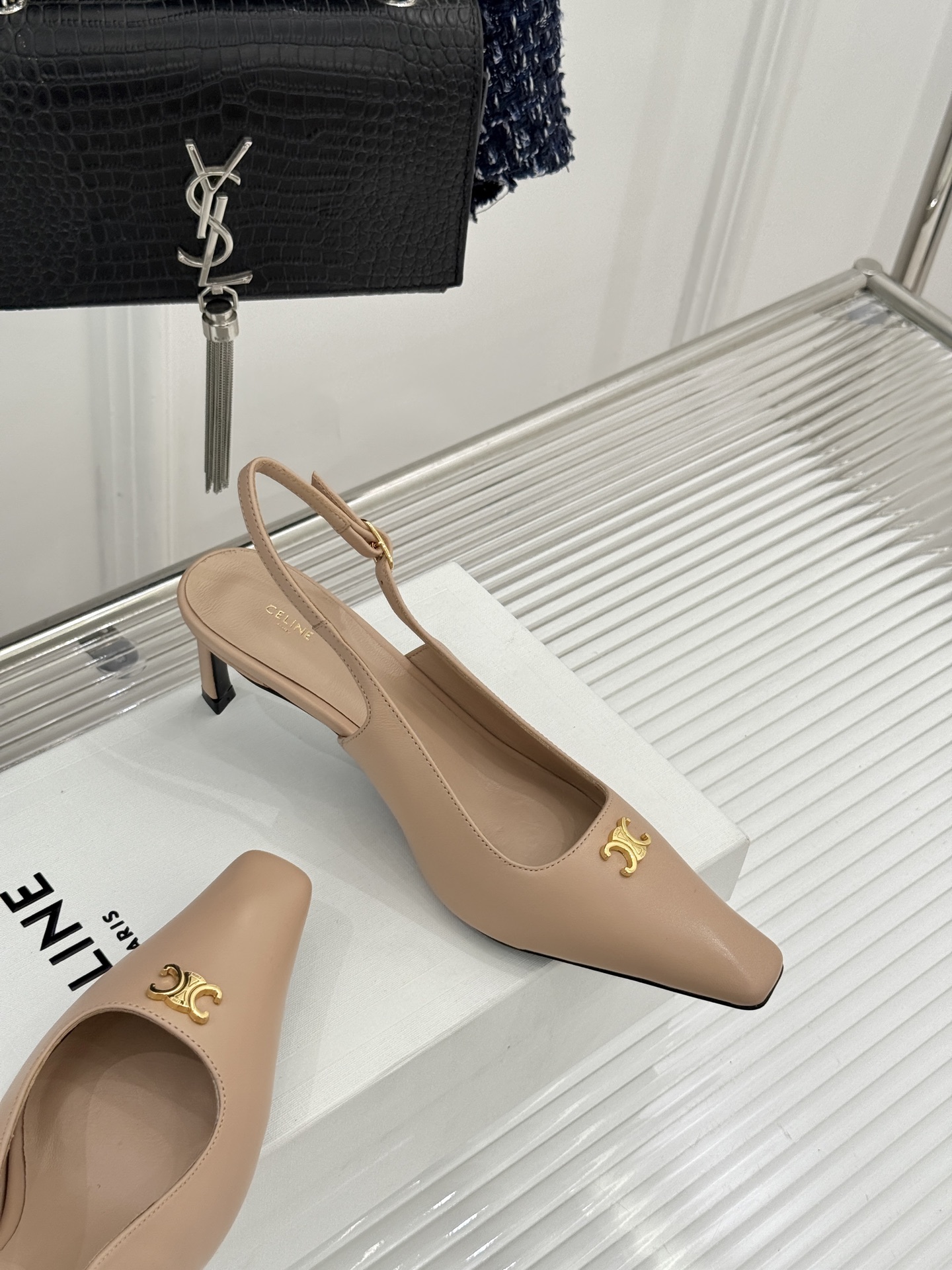 Celine/赛琳26WF新品凯旋门小方头高跟凉鞋单鞋以极简轮廓续写法式优雅。利落小方头糅合复古与现代标