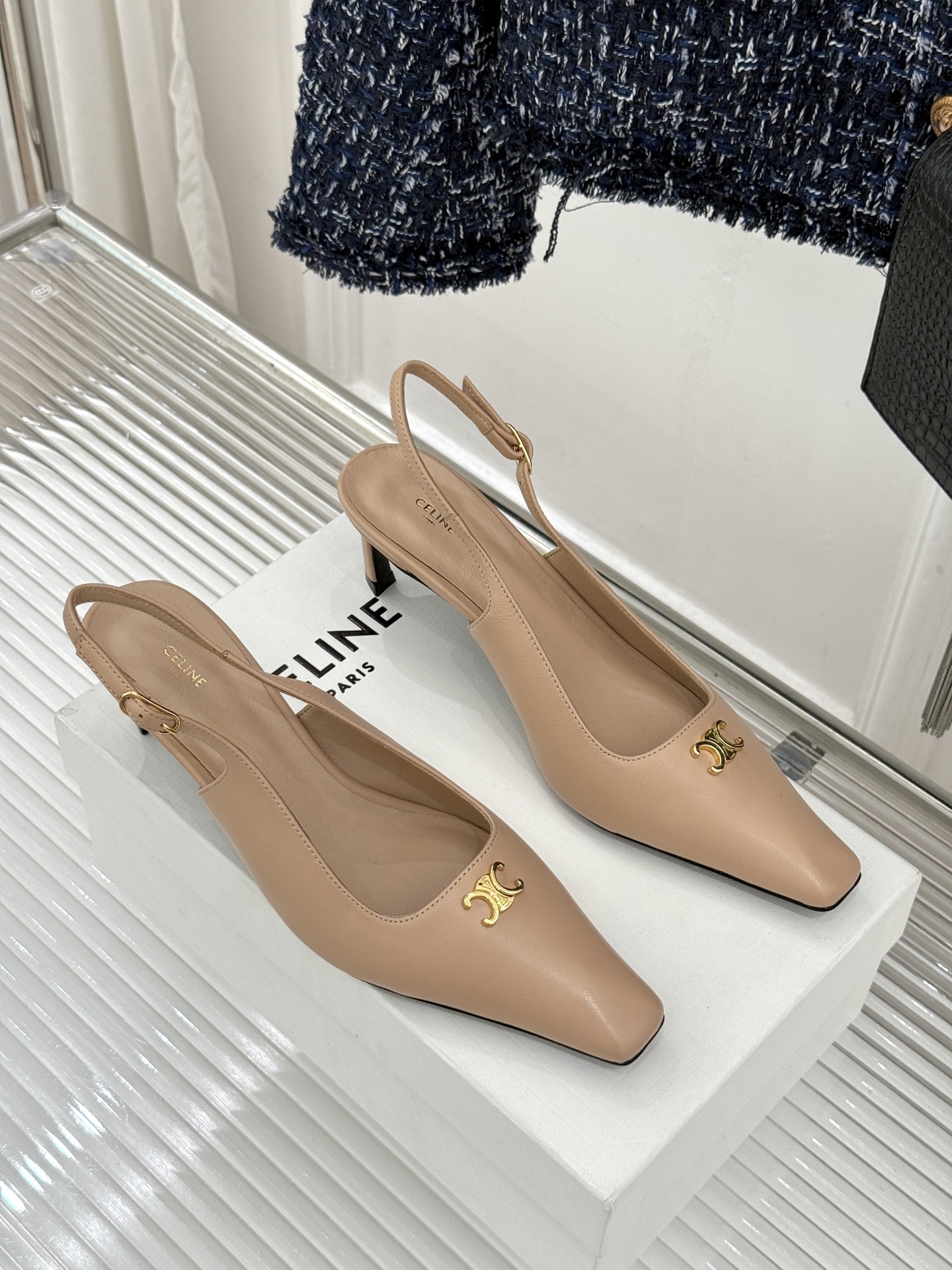 Celine/赛琳26WF新品凯旋门小方头高跟凉鞋单鞋以极简轮廓续写法式优雅。利落小方头糅合复古与现代标