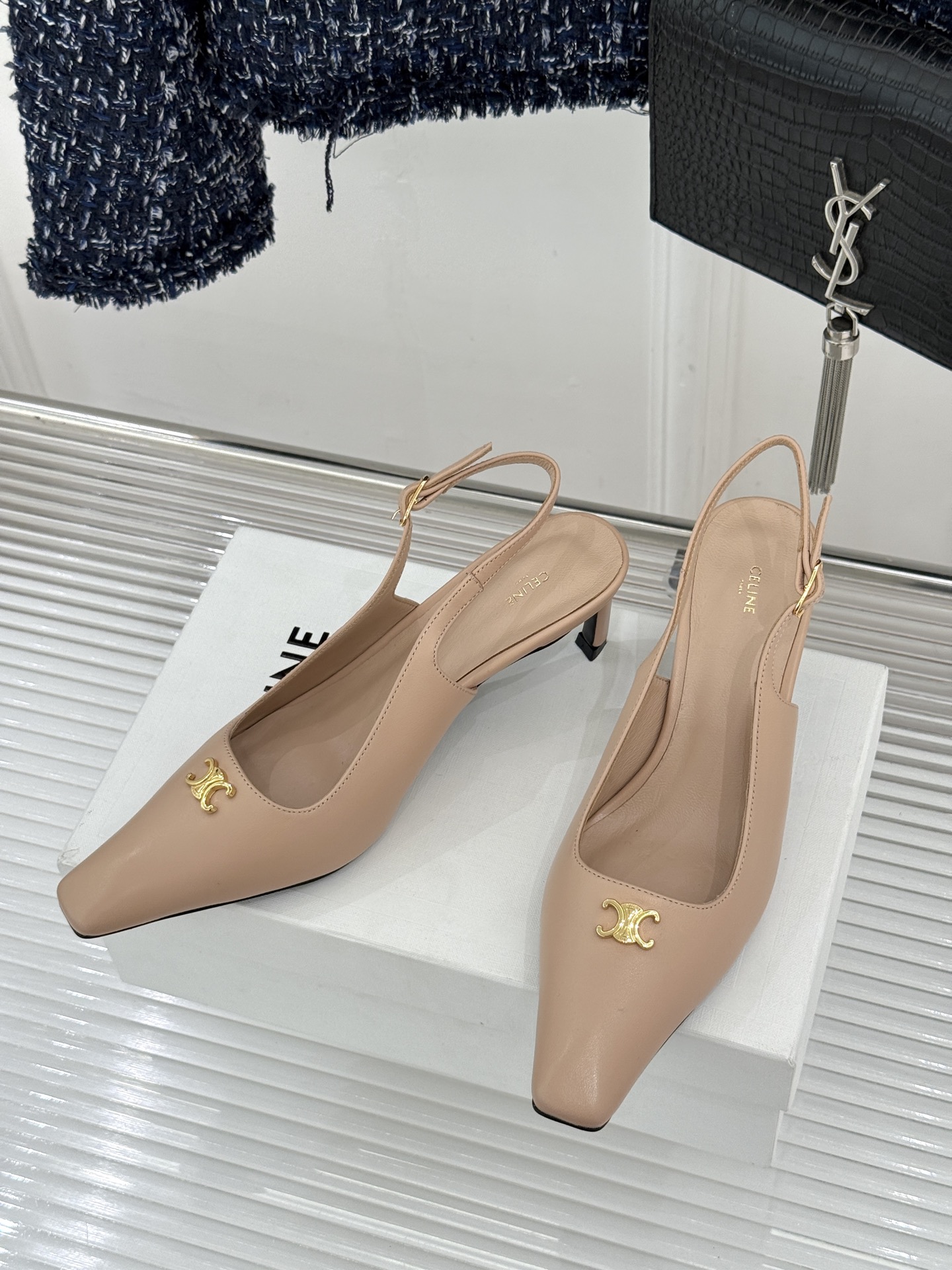 Celine/赛琳26WF新品凯旋门小方头高跟凉鞋单鞋以极简轮廓续写法式优雅。利落小方头糅合复古与现代标