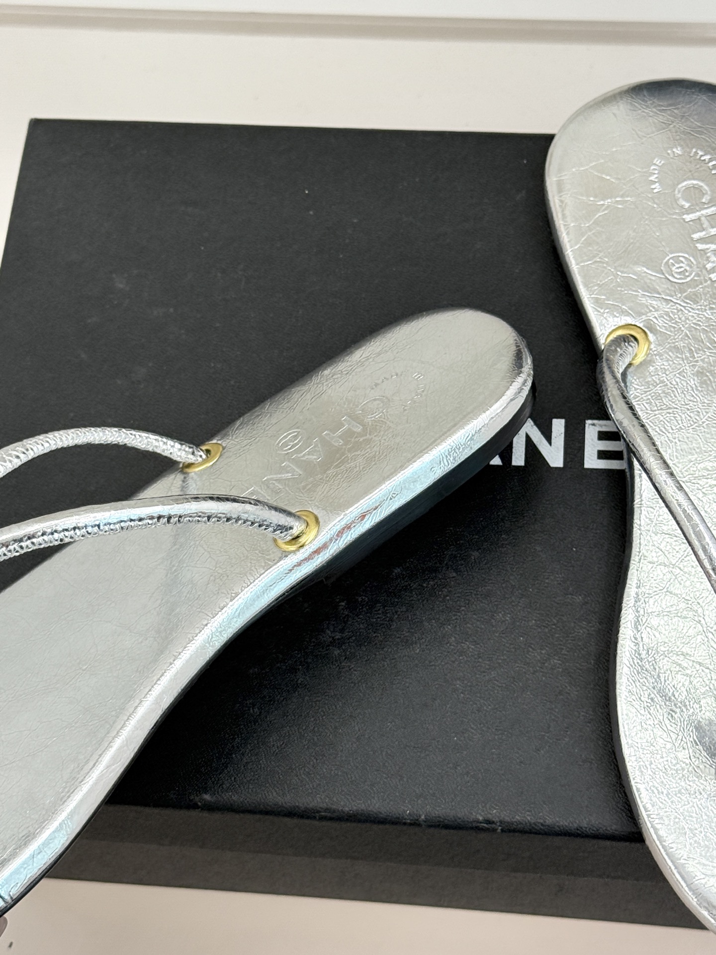 CHANE*｜小香26S双C极简度假风人字拖鞋赴一场海岸与日光的约会以极简笔触 书写度假奢雅新章。利落夹