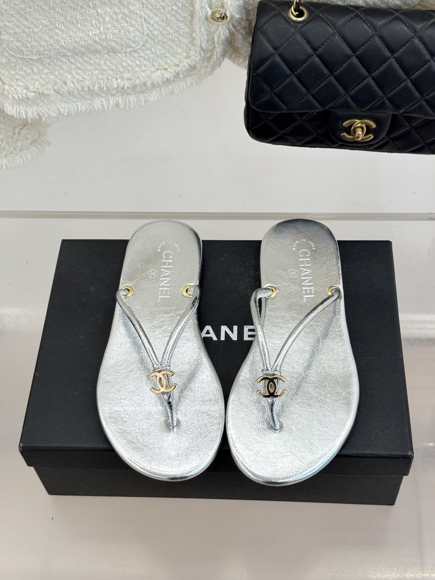 CHANE*｜小香26S双C极简度假风人字拖鞋赴一场海岸与日光的约会以极简笔触 书写度假奢雅新章。利落夹