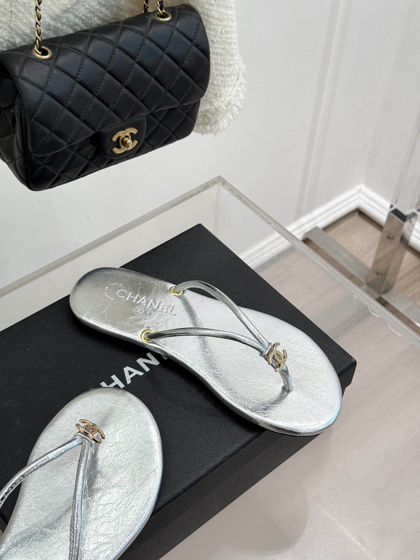 CHANE*｜小香26S双C极简度假风人字拖鞋赴一场海岸与日光的约会以极简笔触 书写度假奢雅新章。利落夹