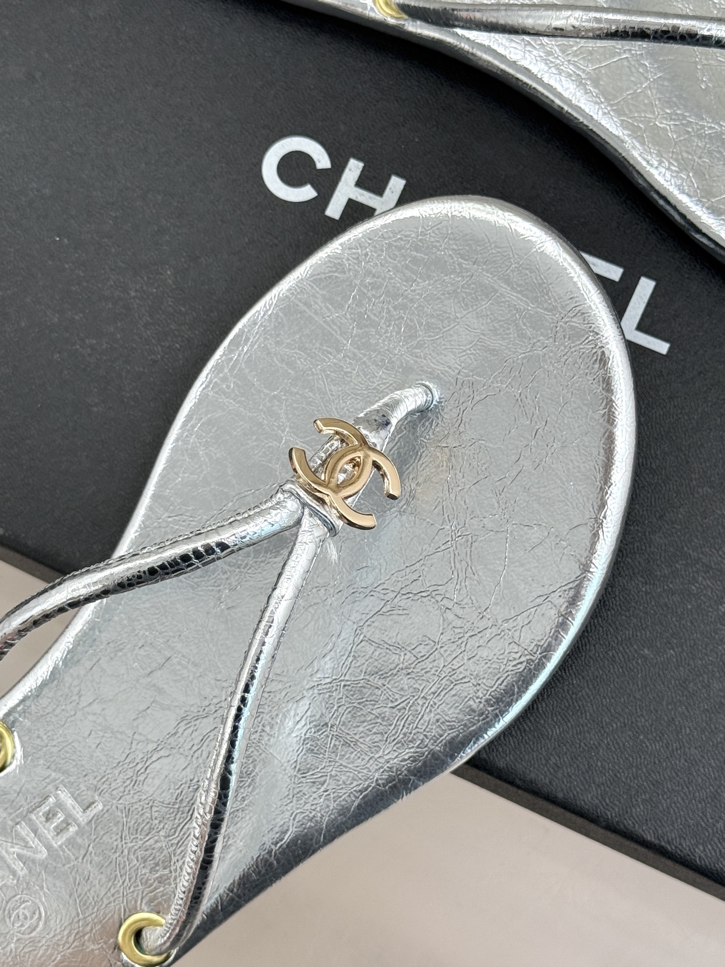 CHANE*｜小香26S双C极简度假风人字拖鞋赴一场海岸与日光的约会以极简笔触 书写度假奢雅新章。利落夹