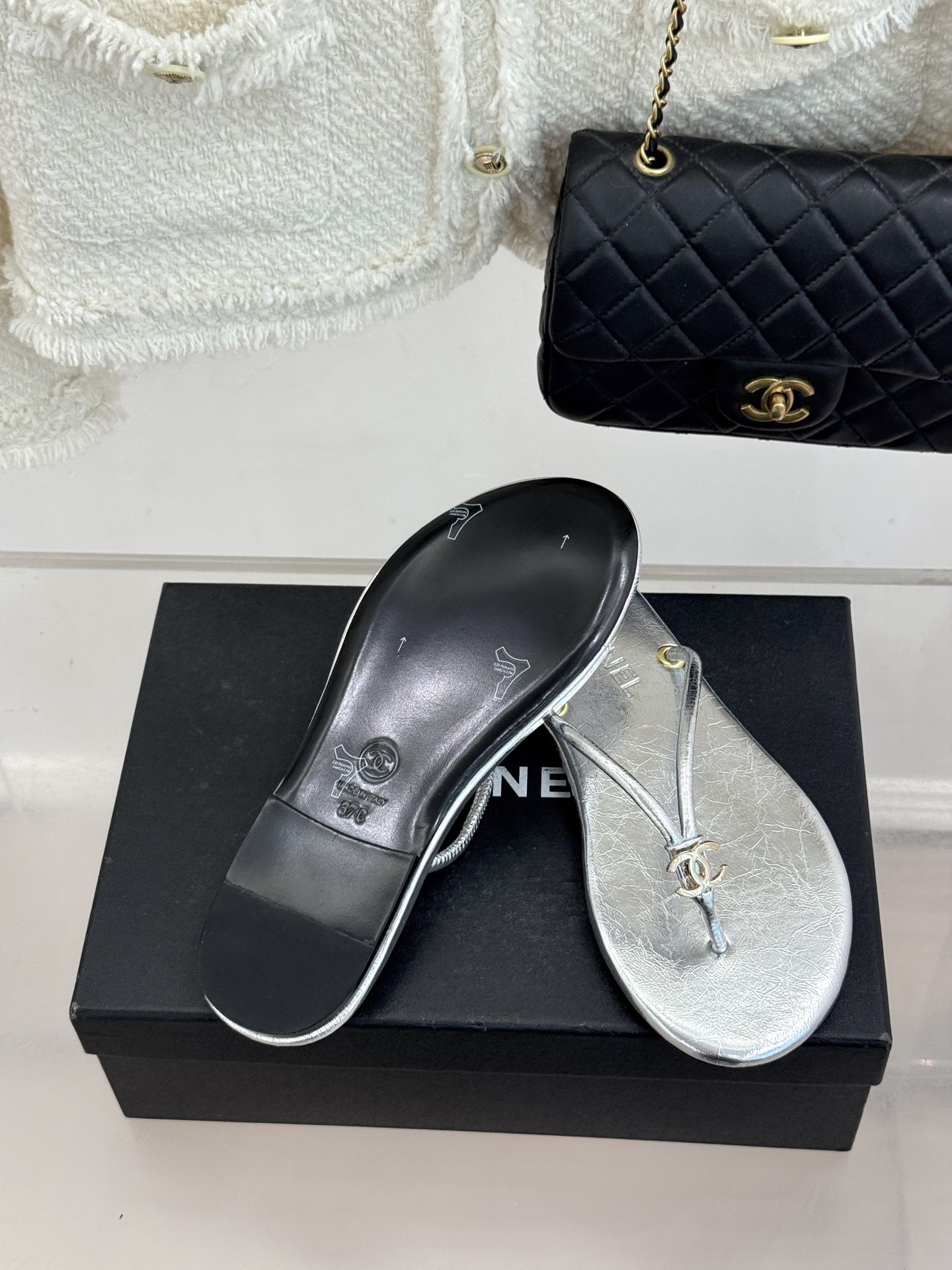 CHANE*｜小香26S双C极简度假风人字拖鞋赴一场海岸与日光的约会以极简笔触 书写度假奢雅新章。利落夹