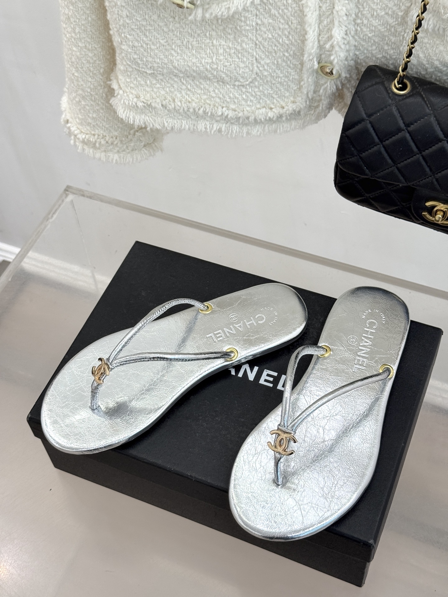 CHANE*｜小香26S双C极简度假风人字拖鞋赴一场海岸与日光的约会以极简笔触 书写度假奢雅新章。利落夹